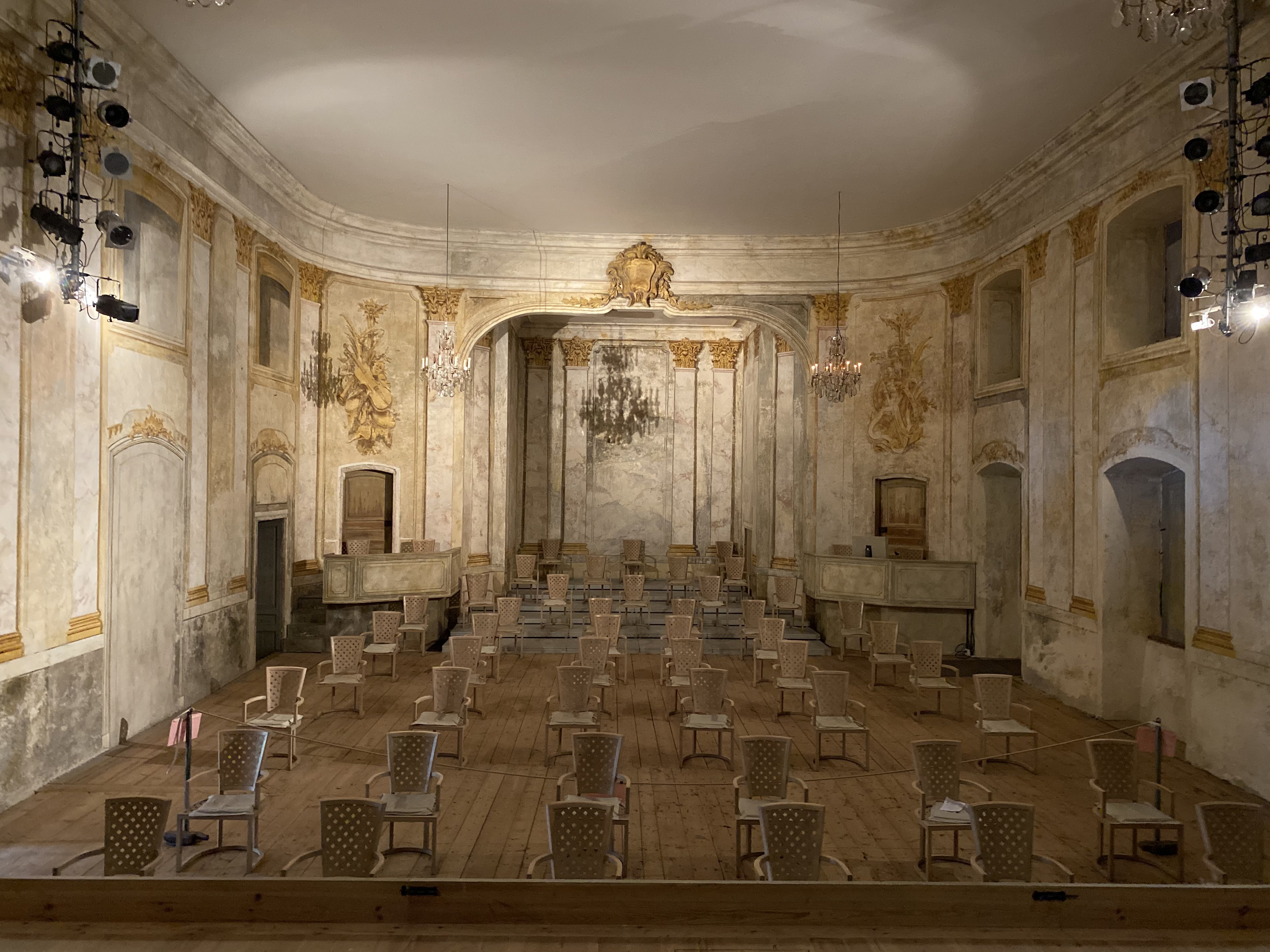 Confidencen, Ulriksdal. Teatersalongen sedd från scenen. Väggarna är målade för att efterlikna sten med reliefer och pelare.