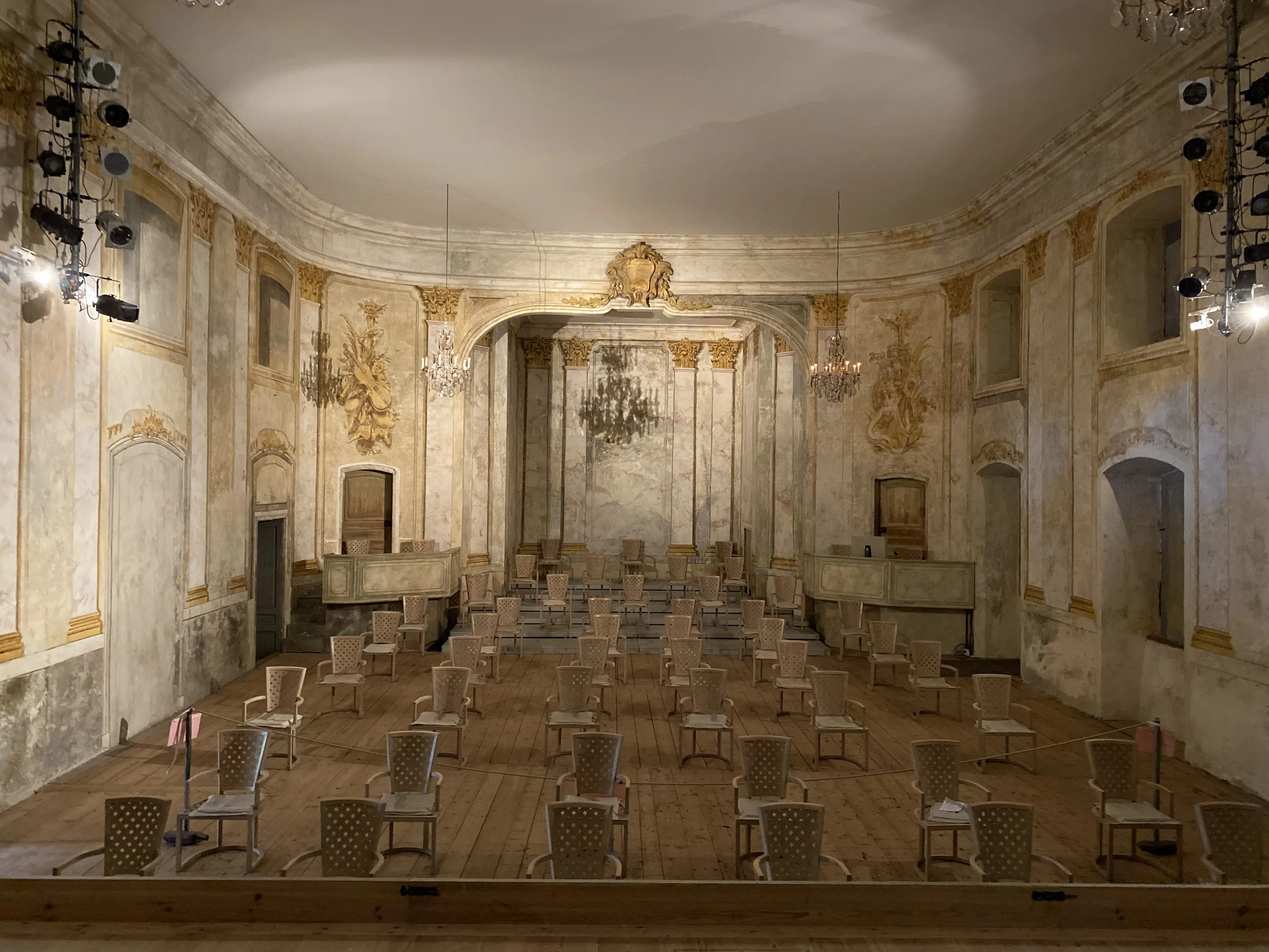 Confidencen, Ulriksdal. Teatersalongen sedd från scenen. Väggarna är målade för att efterlikna sten med reliefer och pelare.