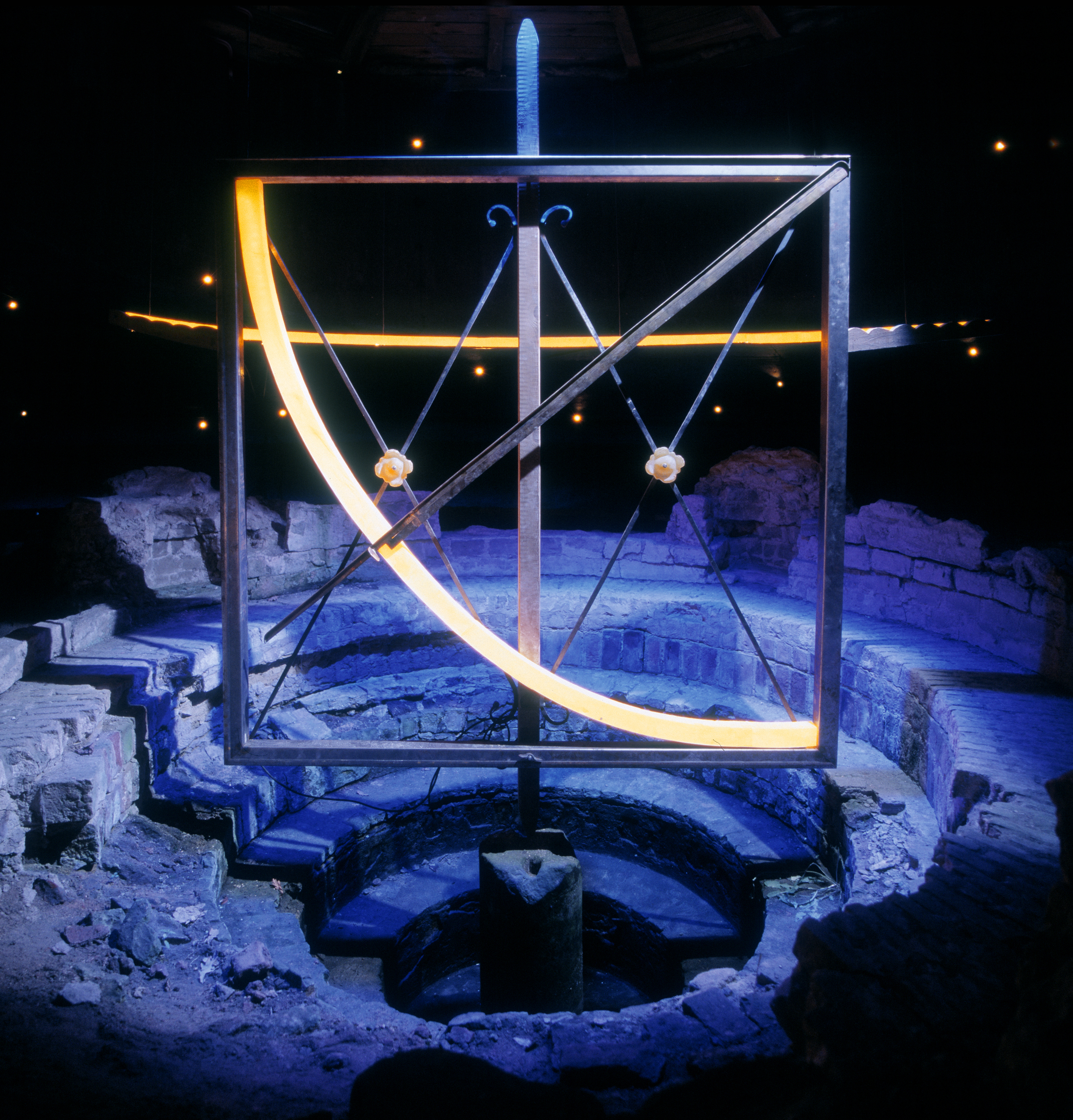 Astronomiskt instrument i den över-täckta ruinen av Stjärneborgs observatorium på Ven.