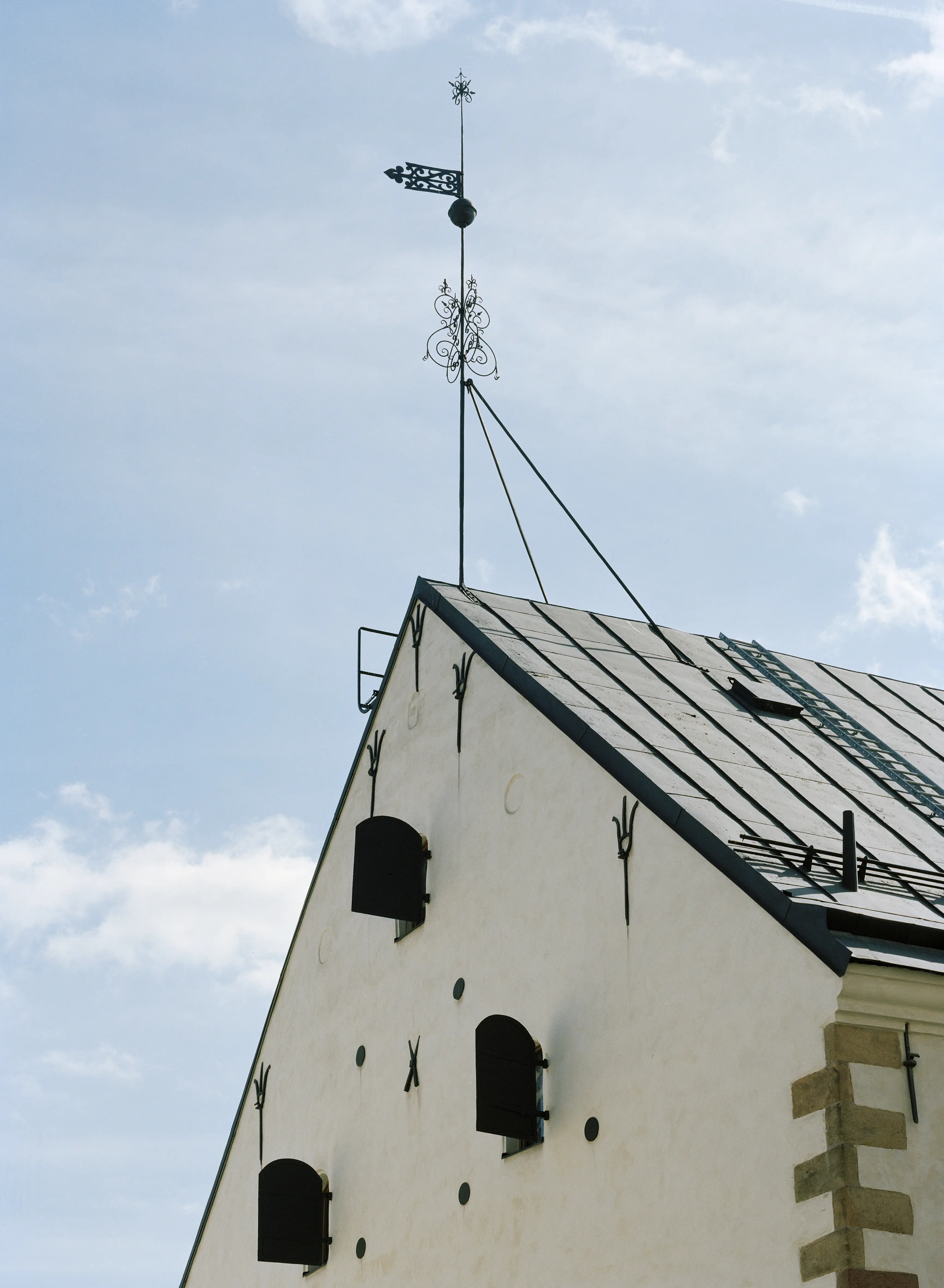 Kronobageriets gavel-fasad, med ankar-slut och gjutjärns-luckor. Det står en sirlig vind-flöjel på taket.