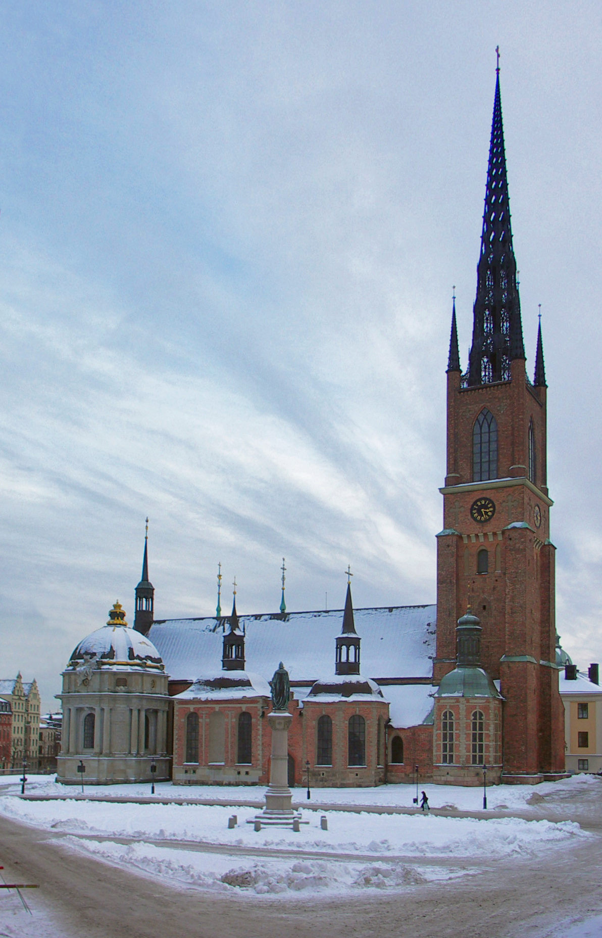 Riddarholmskyrkan och Birger Jarls staty. Vinter och snö.