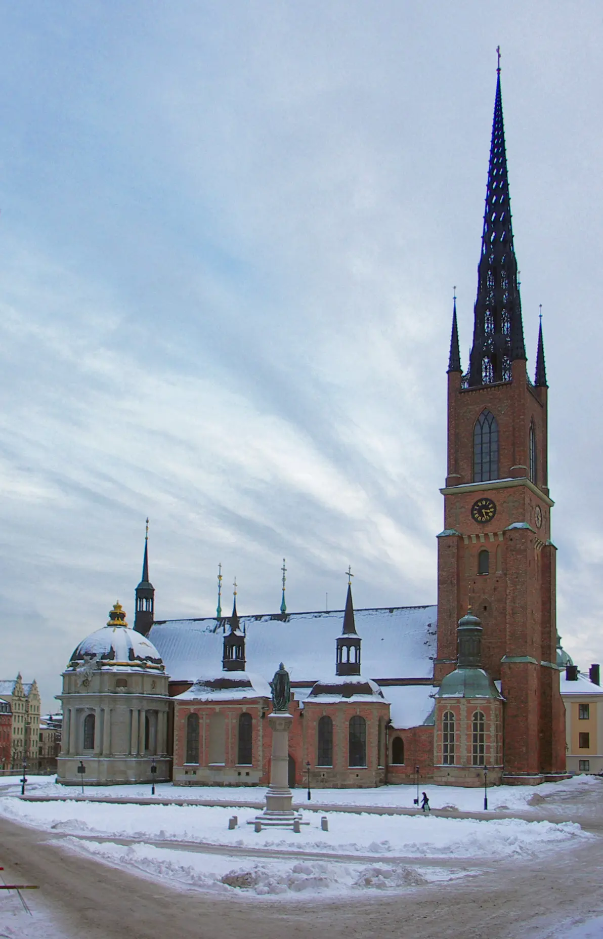Riddarholmskyrkan och Birger Jarls staty. Vinter och snö.