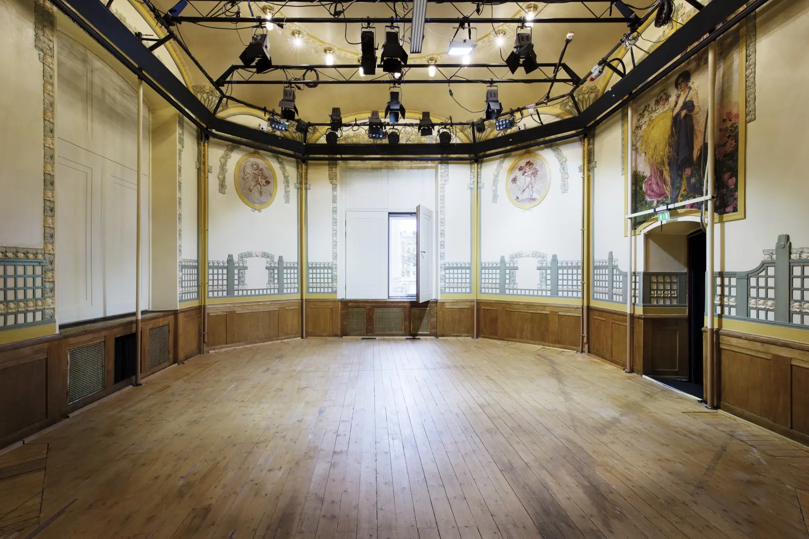 Lejonkulan - en sal med trägolv och väggmålningar.