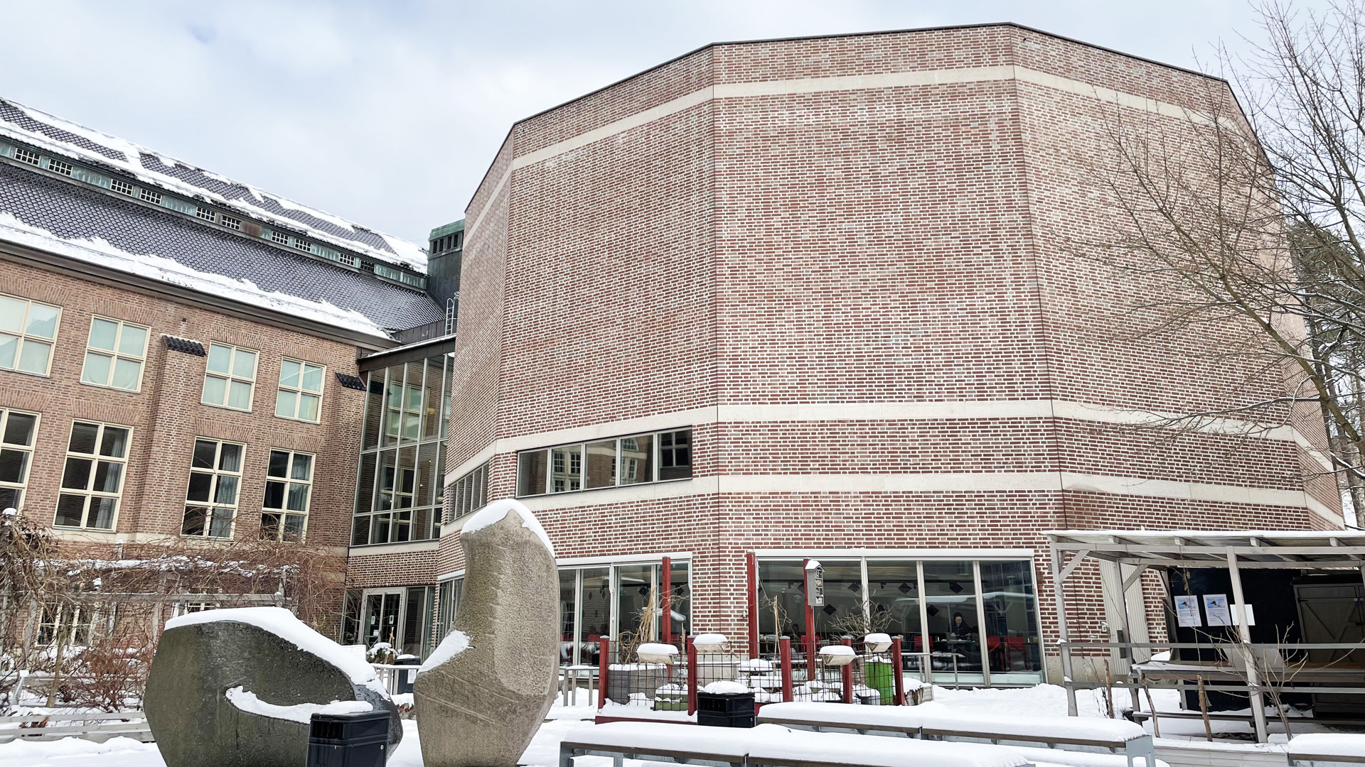 Naturhistoriska riksmuseet. Mångkantig tillbyggnad i brunt tegel. Vinter och snö.