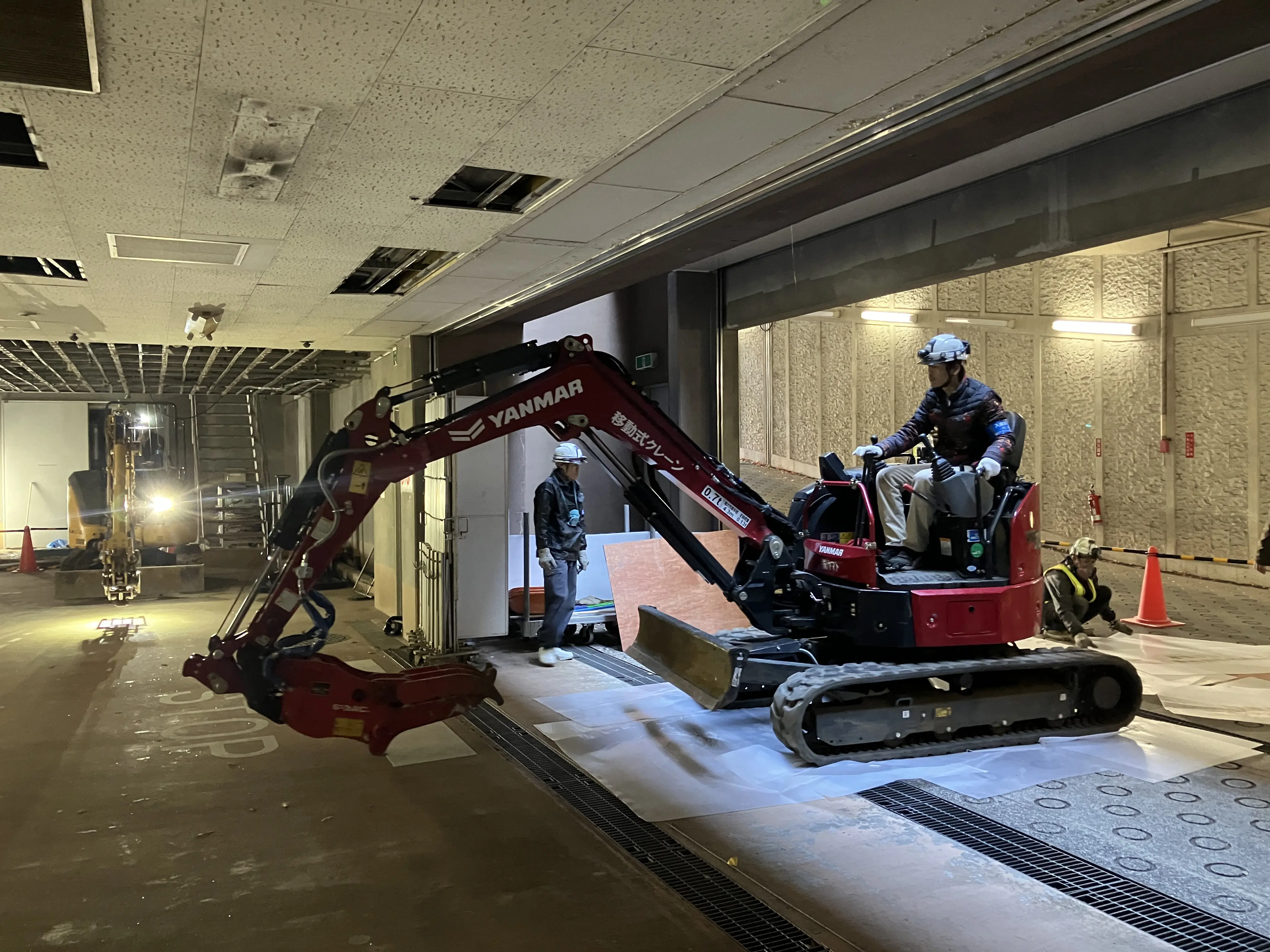 En mindre grävmaskik inuti ambassadens lokaler.