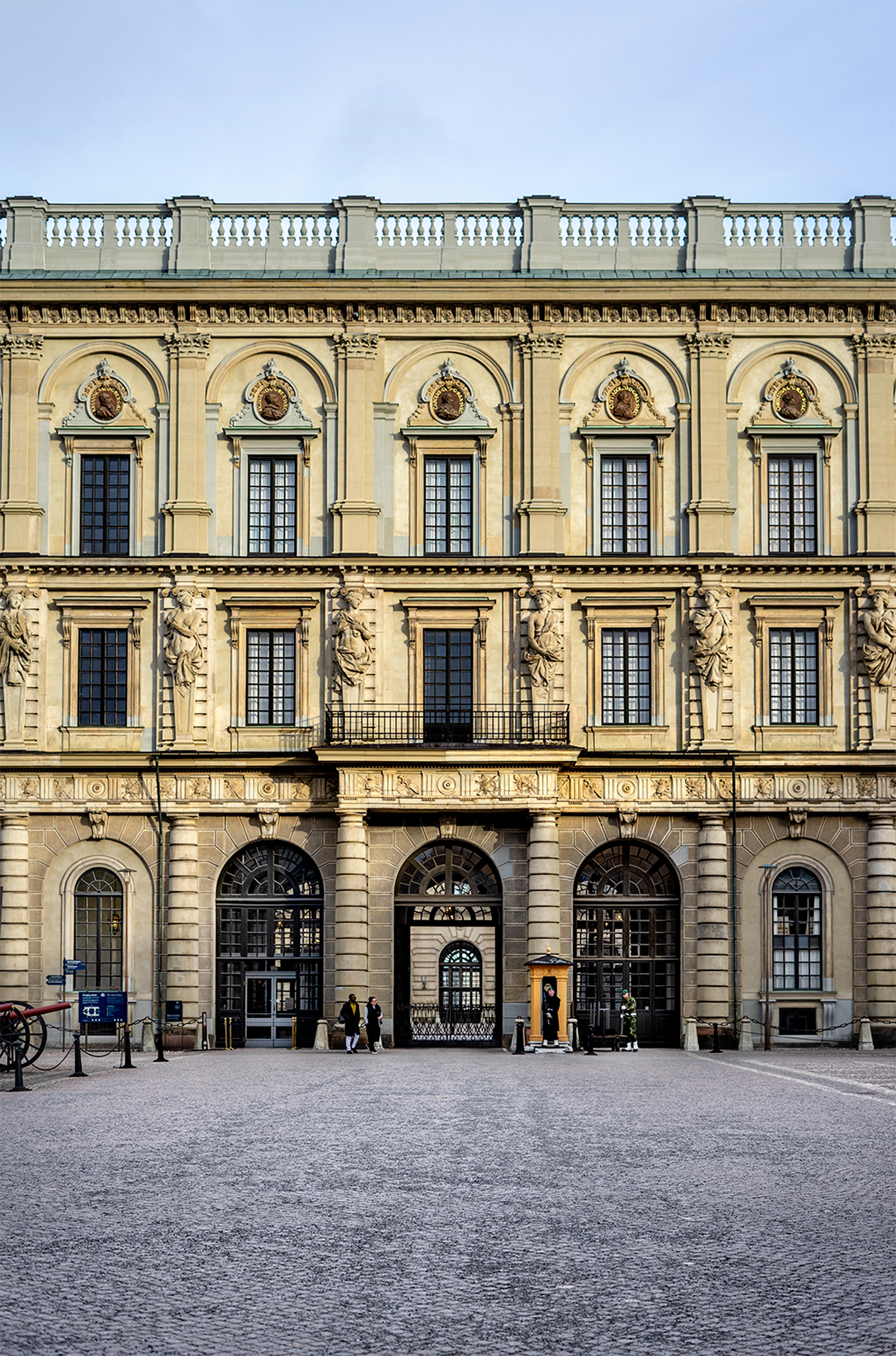 Nysmitt balkongräcke på Stockholms slott.
