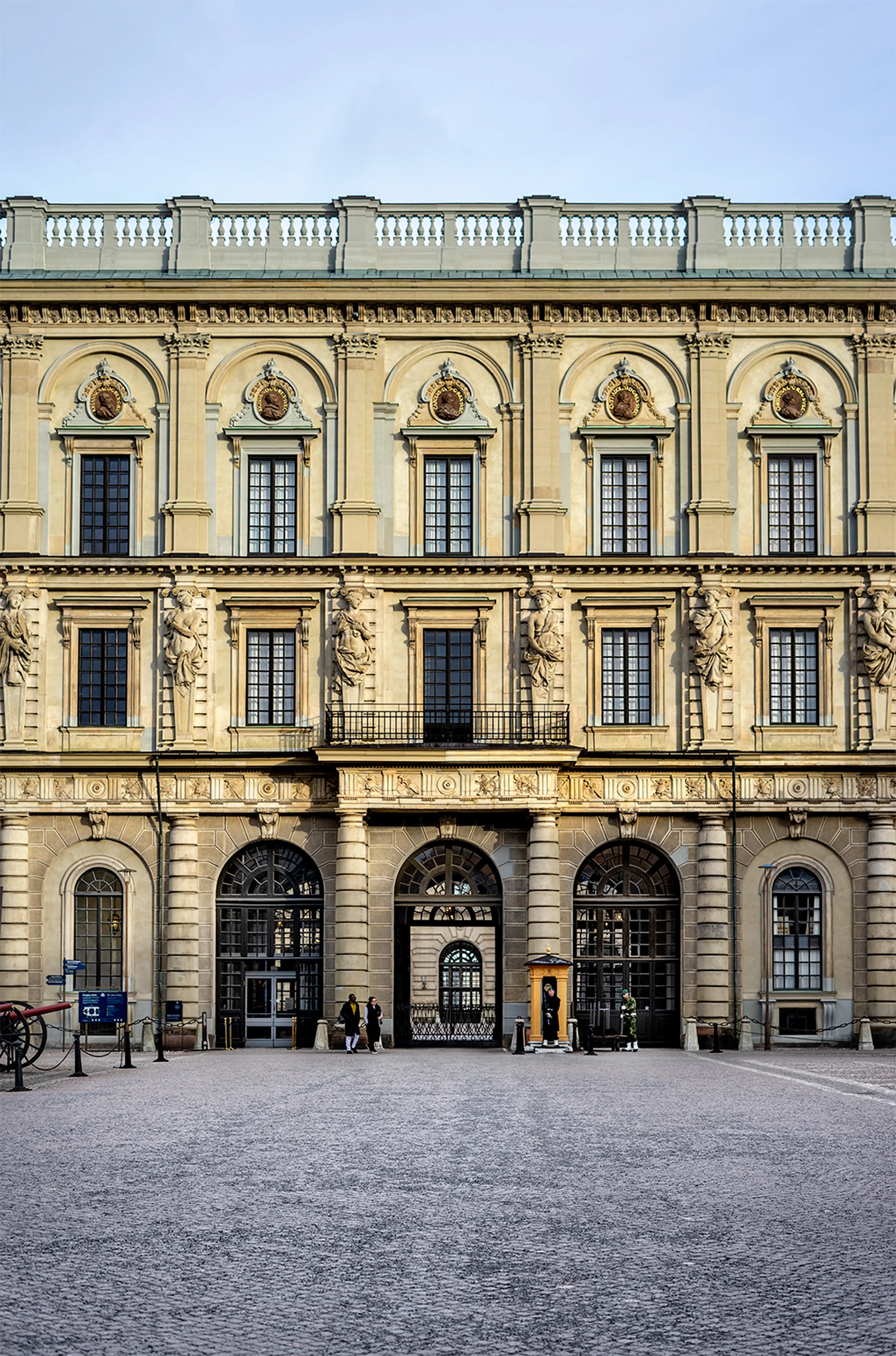 Nysmitt balkongräcke på Stockholms slott.