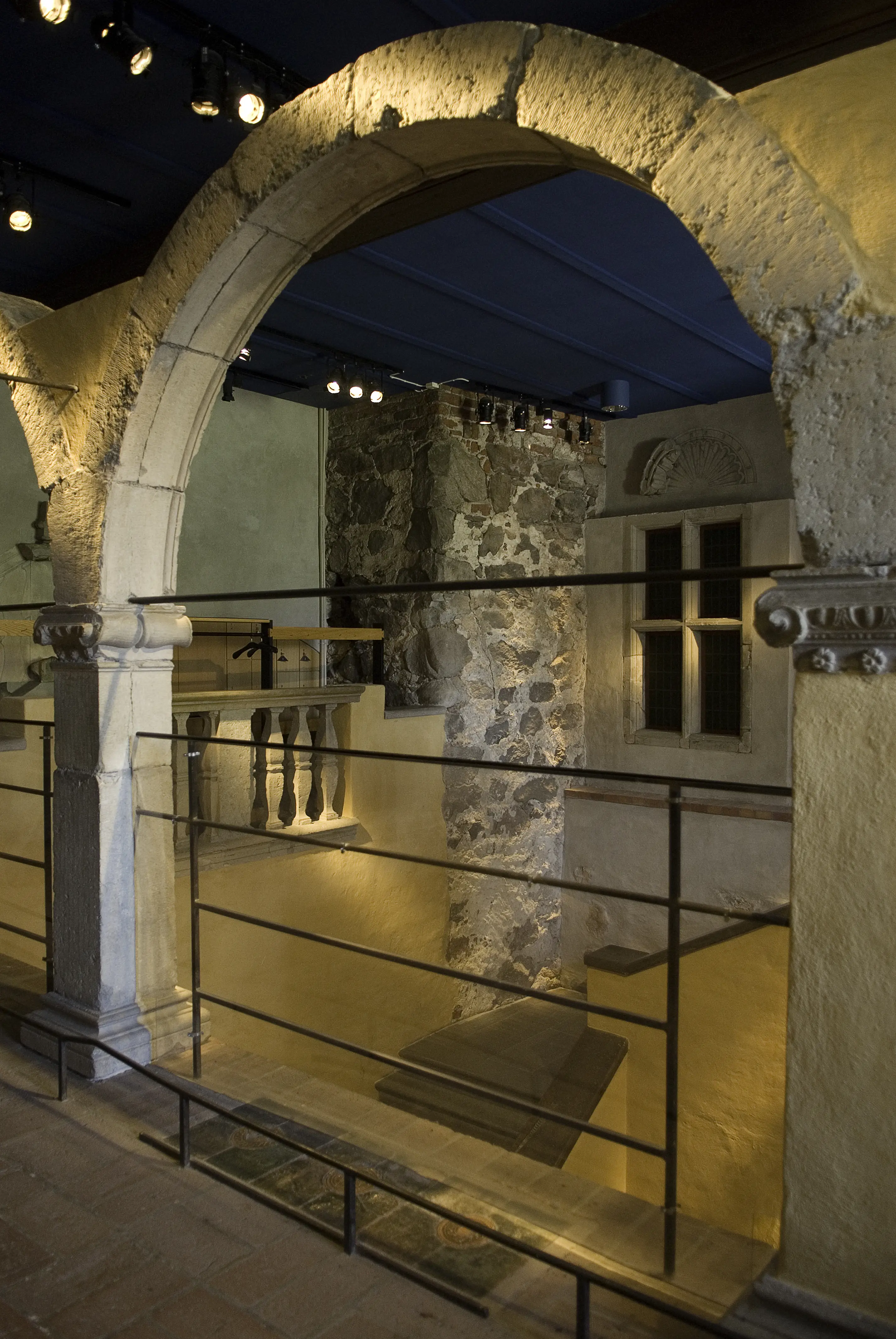 Interiör, Nyköpings-hus. Museet. Utställning med delvis restaurerade pelare och väggar.