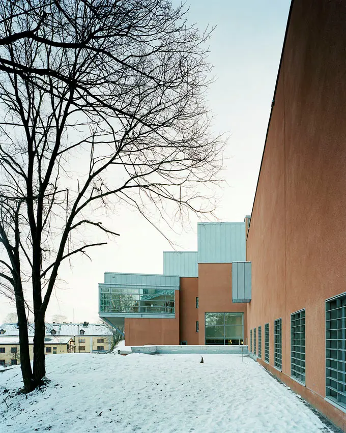 Moderna museet. Fasaden är klädd i terrakottafärgad puts och taken i kopparplåt. Vinter och snö.