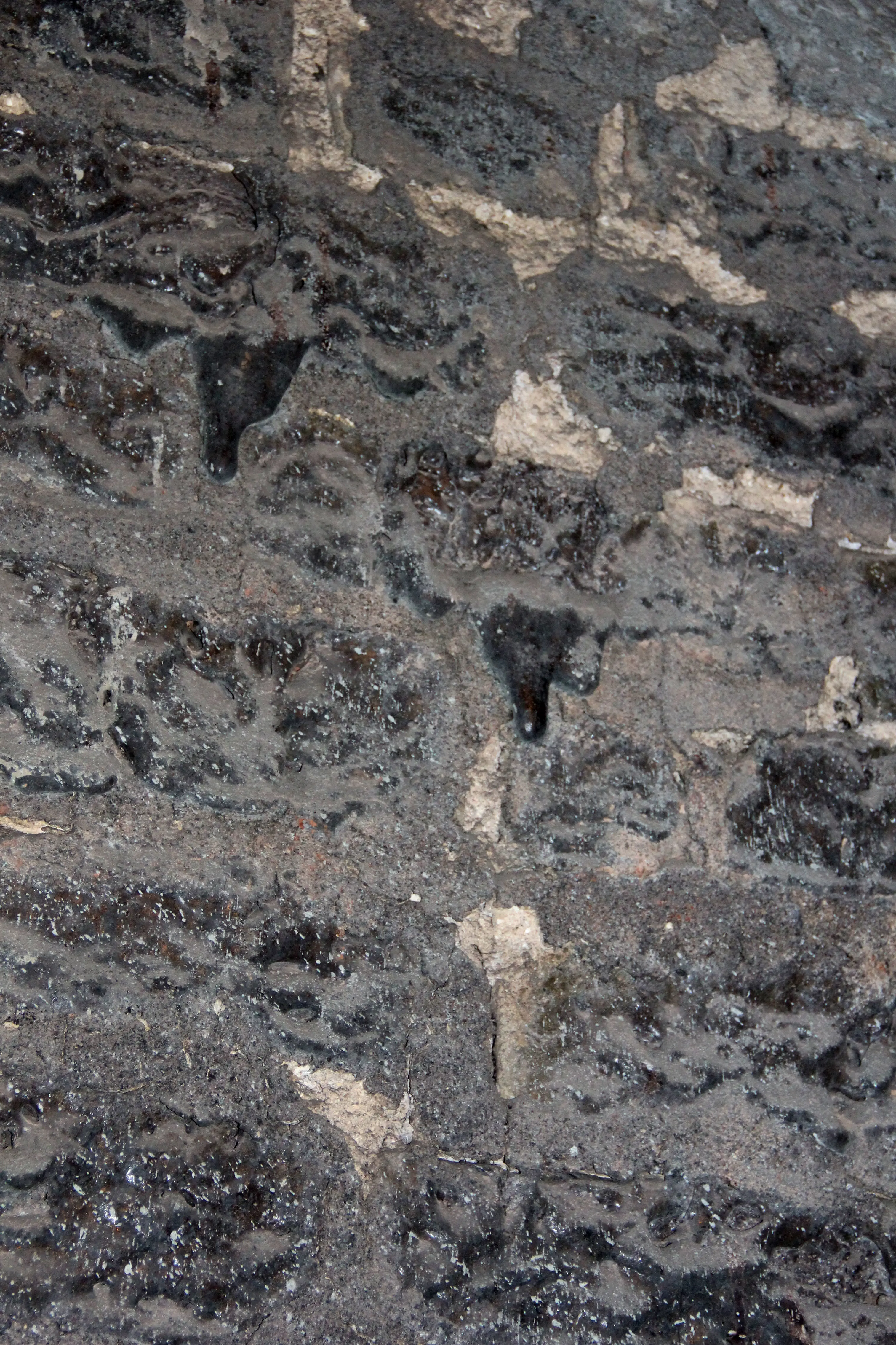 Smält tegel - spår efter branden i Riddarholmskyrkans torn.