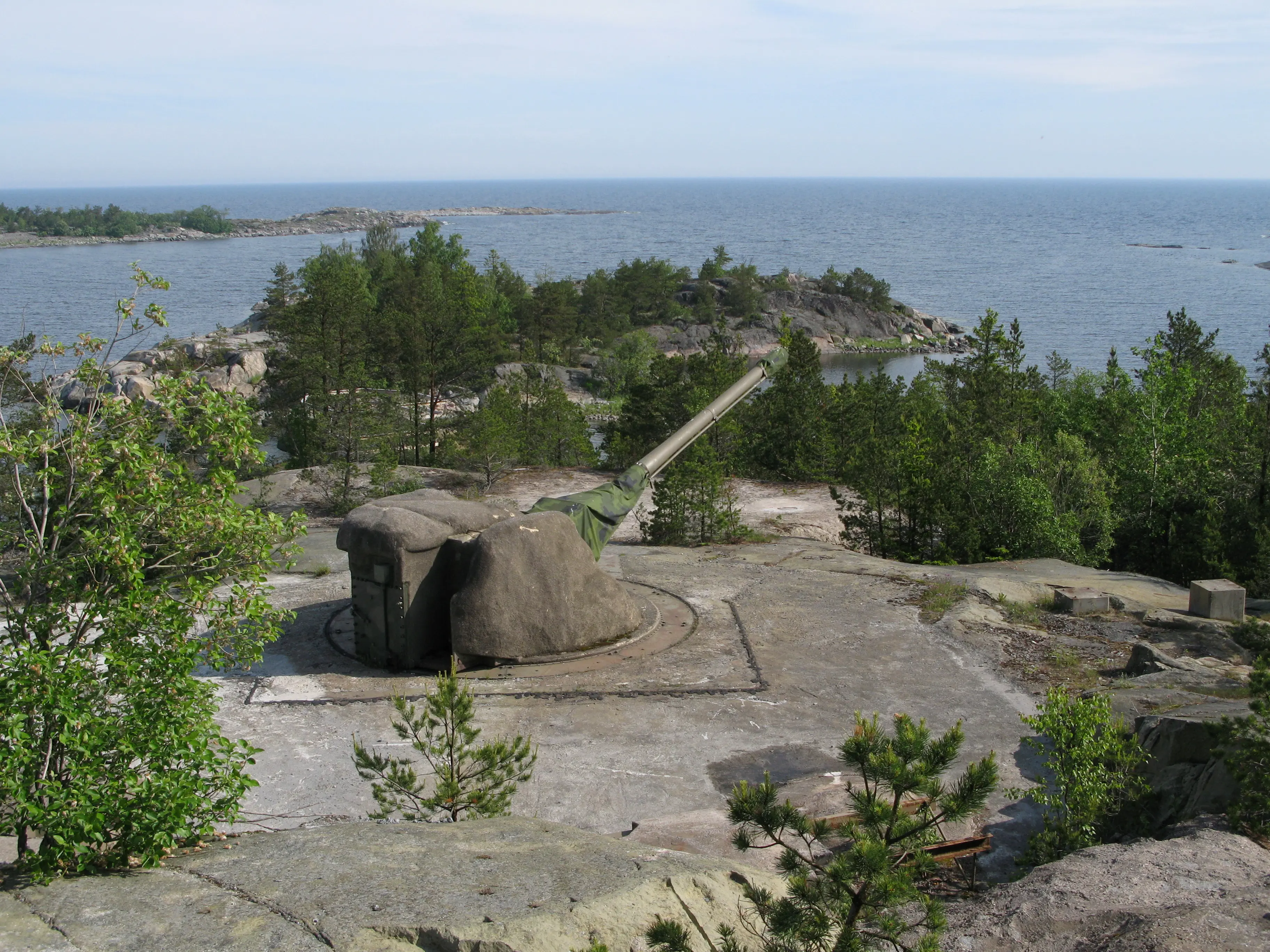 Utsikt över vattnet från en kanonplats på Arholma nord.