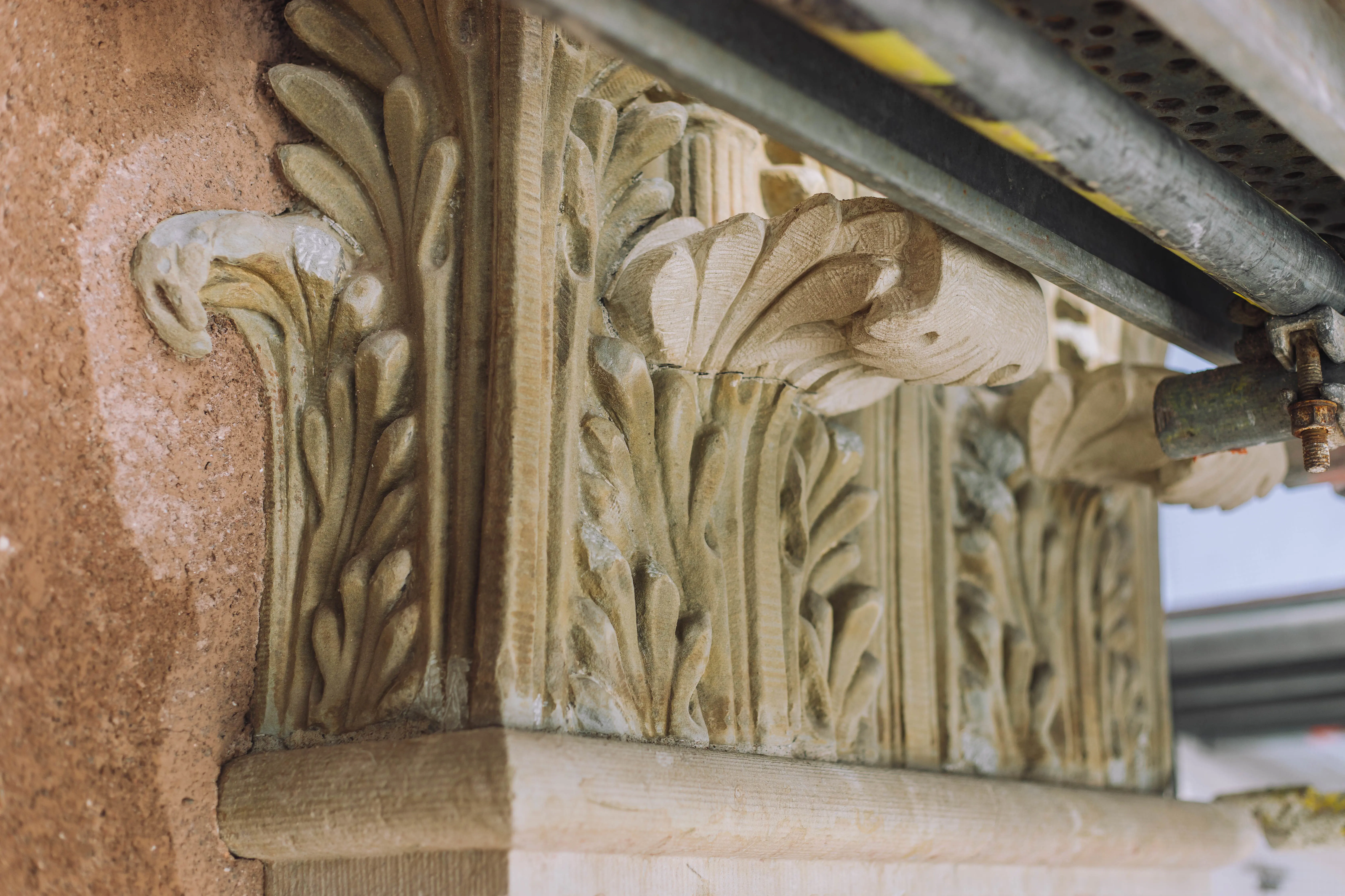 Kapitäl med nyhuggna akantusblad infogade.