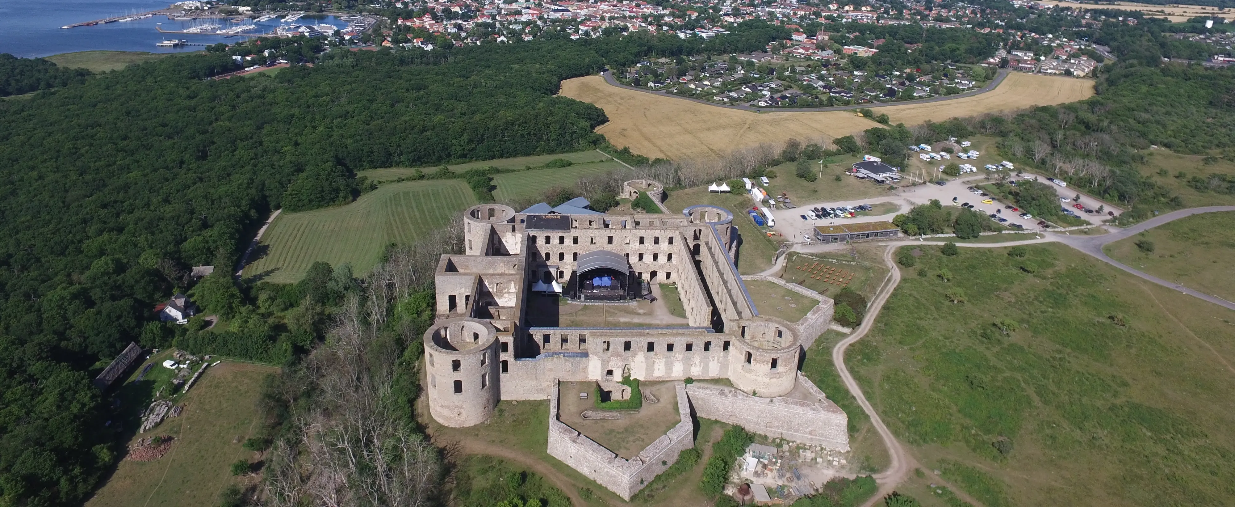Flygfoto av Borgholms slotts-ruin.