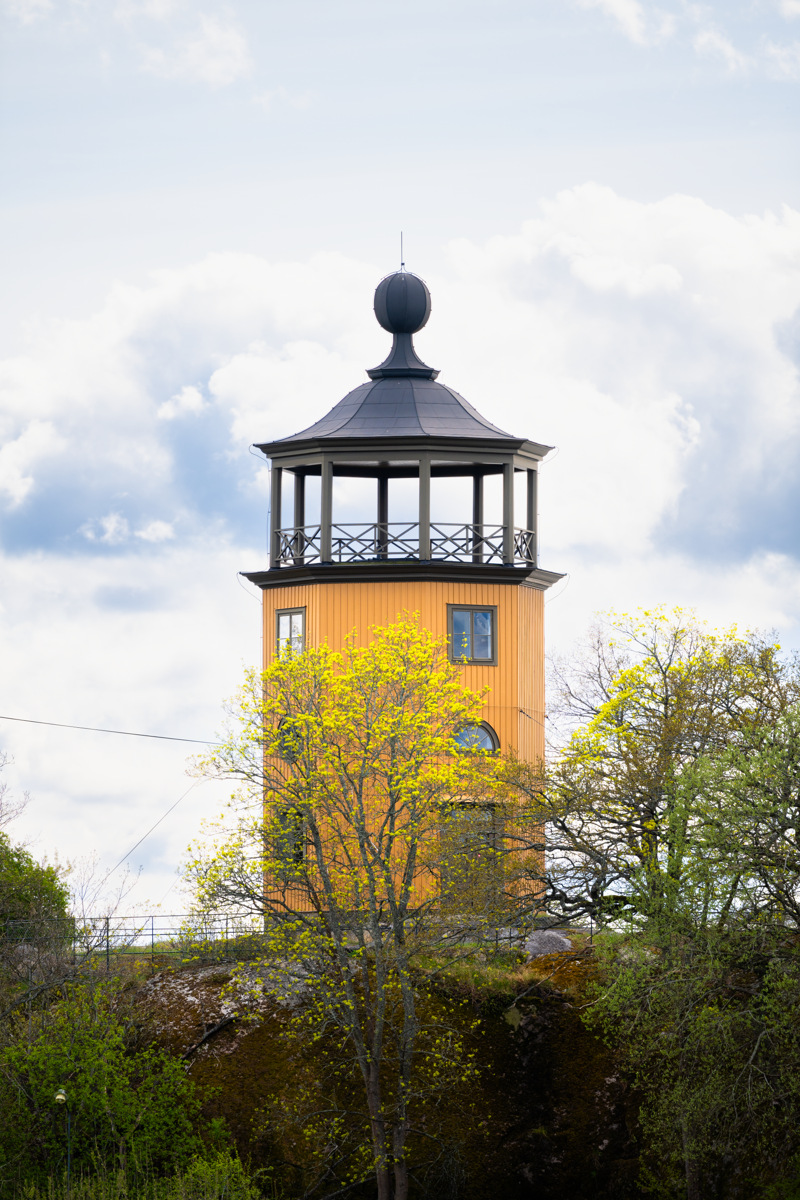 Bergianska trädgården. Ett gult åtta-kantigt torn med takterrass och tak-knopp.