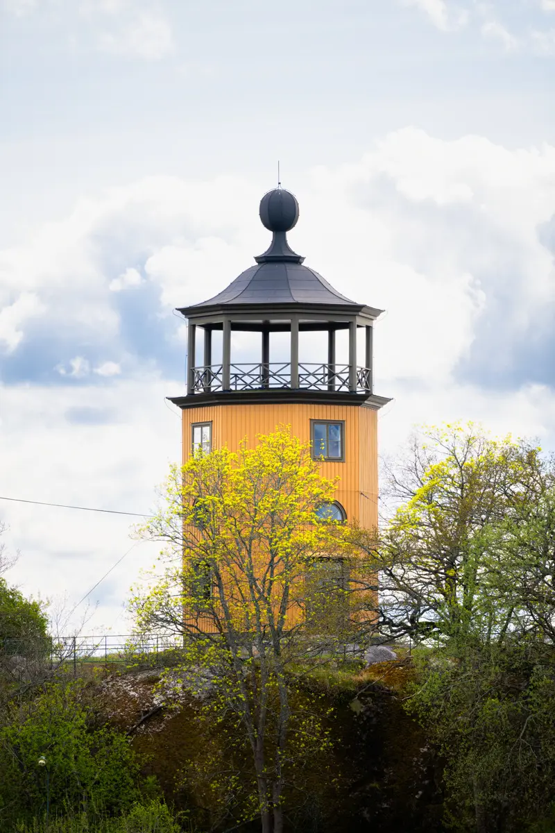 Bergianska trädgården. Ett gult åtta-kantigt torn med takterrass och tak-knopp.