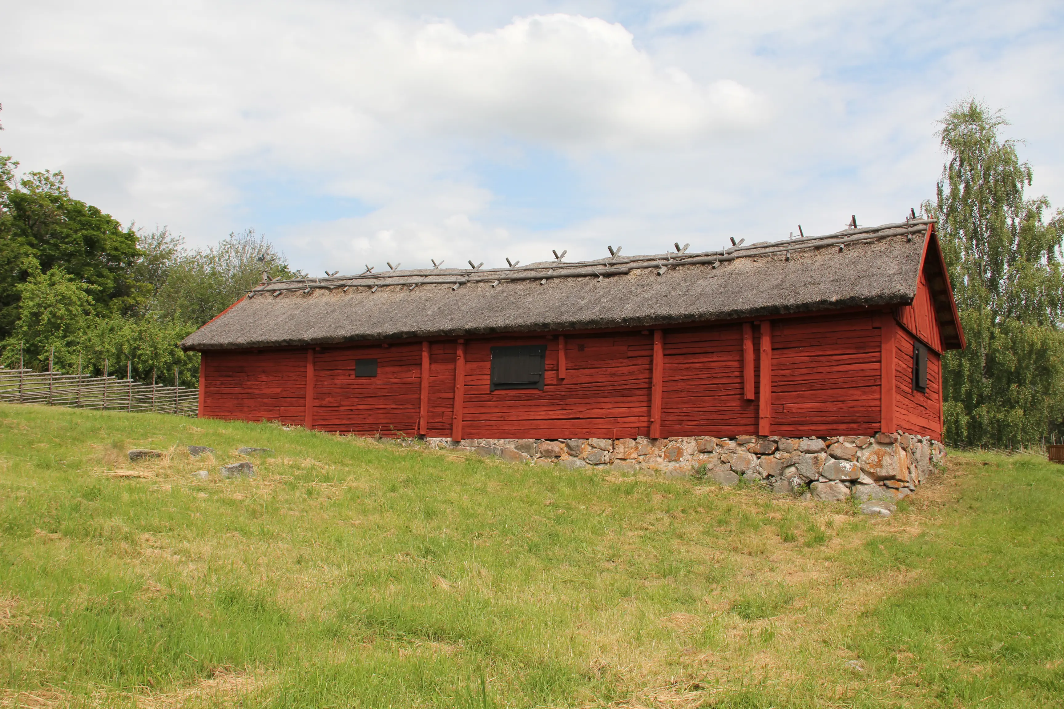 Rödmålat uthus i Viby by