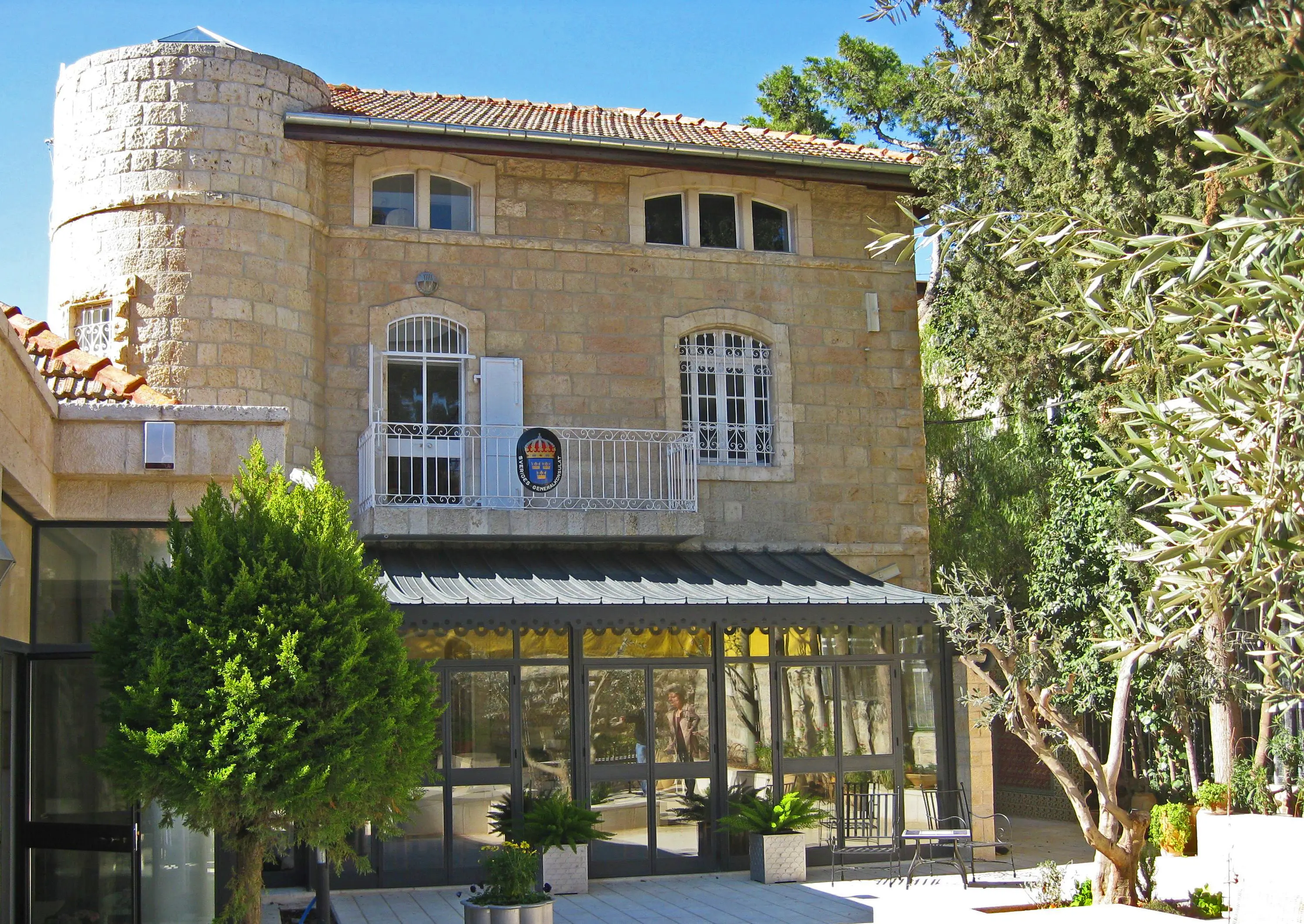 Generalkonsulatet i Jerusalem. Stenbyggnad i tre våningar med inglasad uteplats och stenlagd gård.