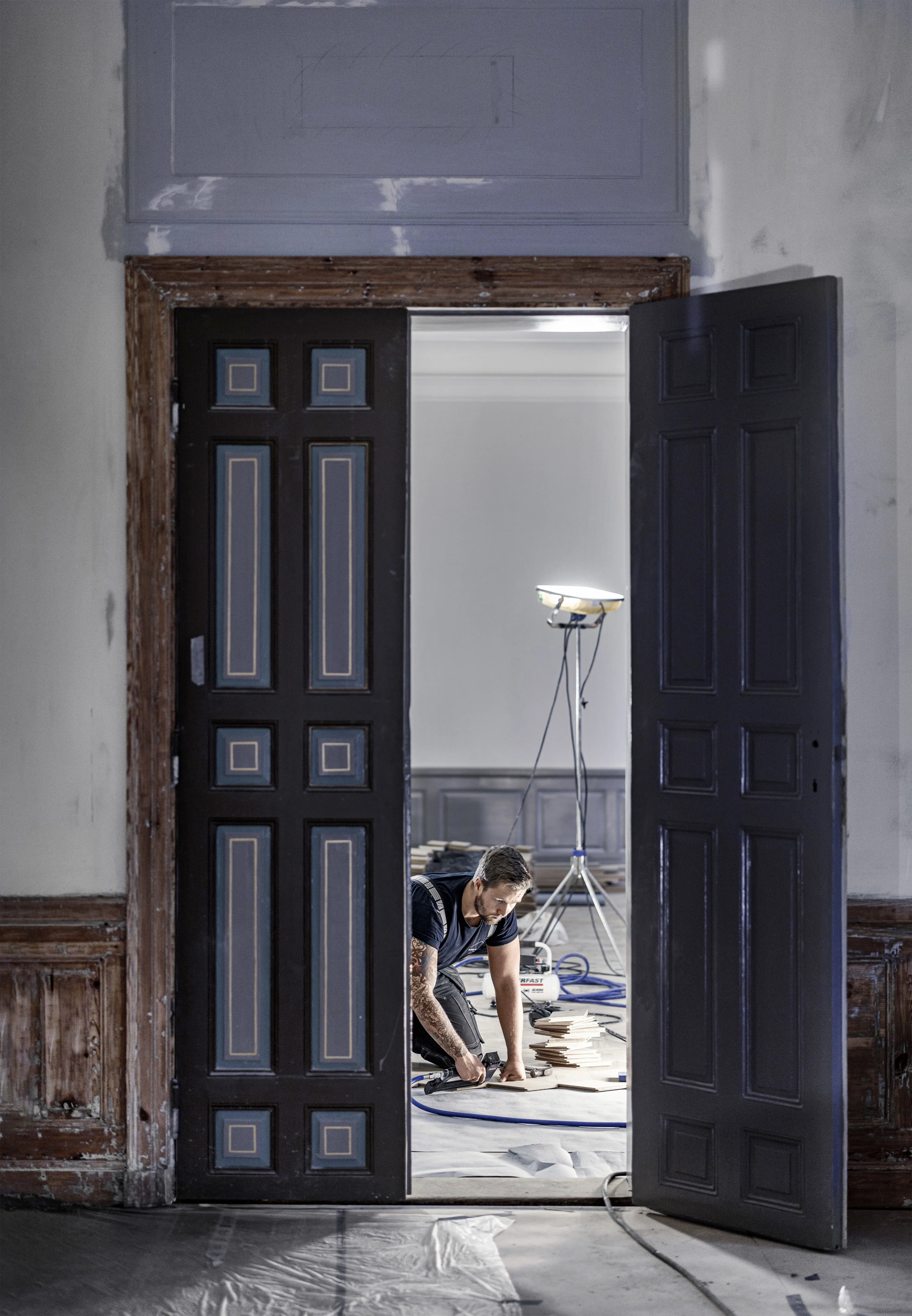 Mathias Larsson lägger massiv stavparkett i ek.