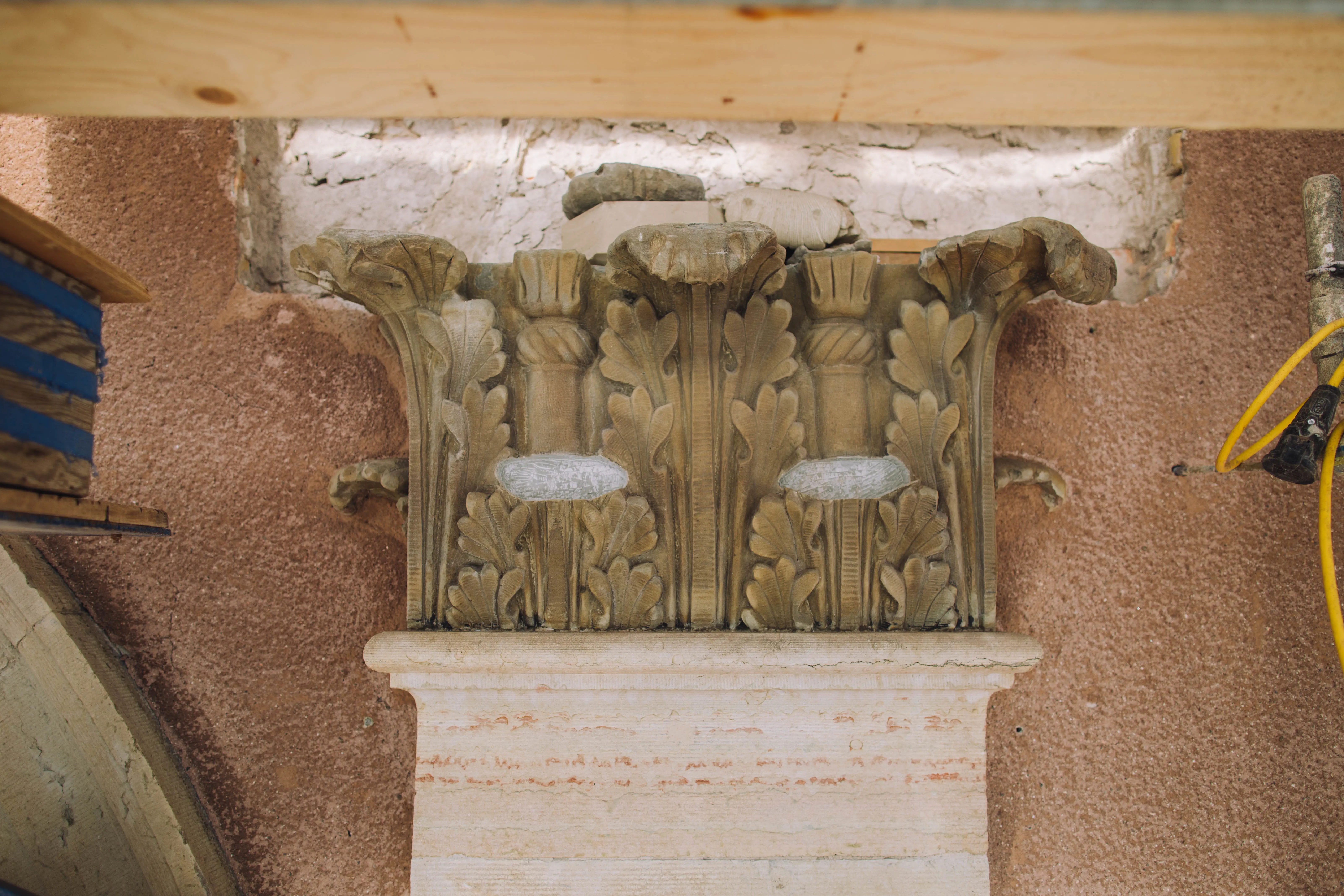 Närbild på fasaddetalj, Kapitäl med akantusblad