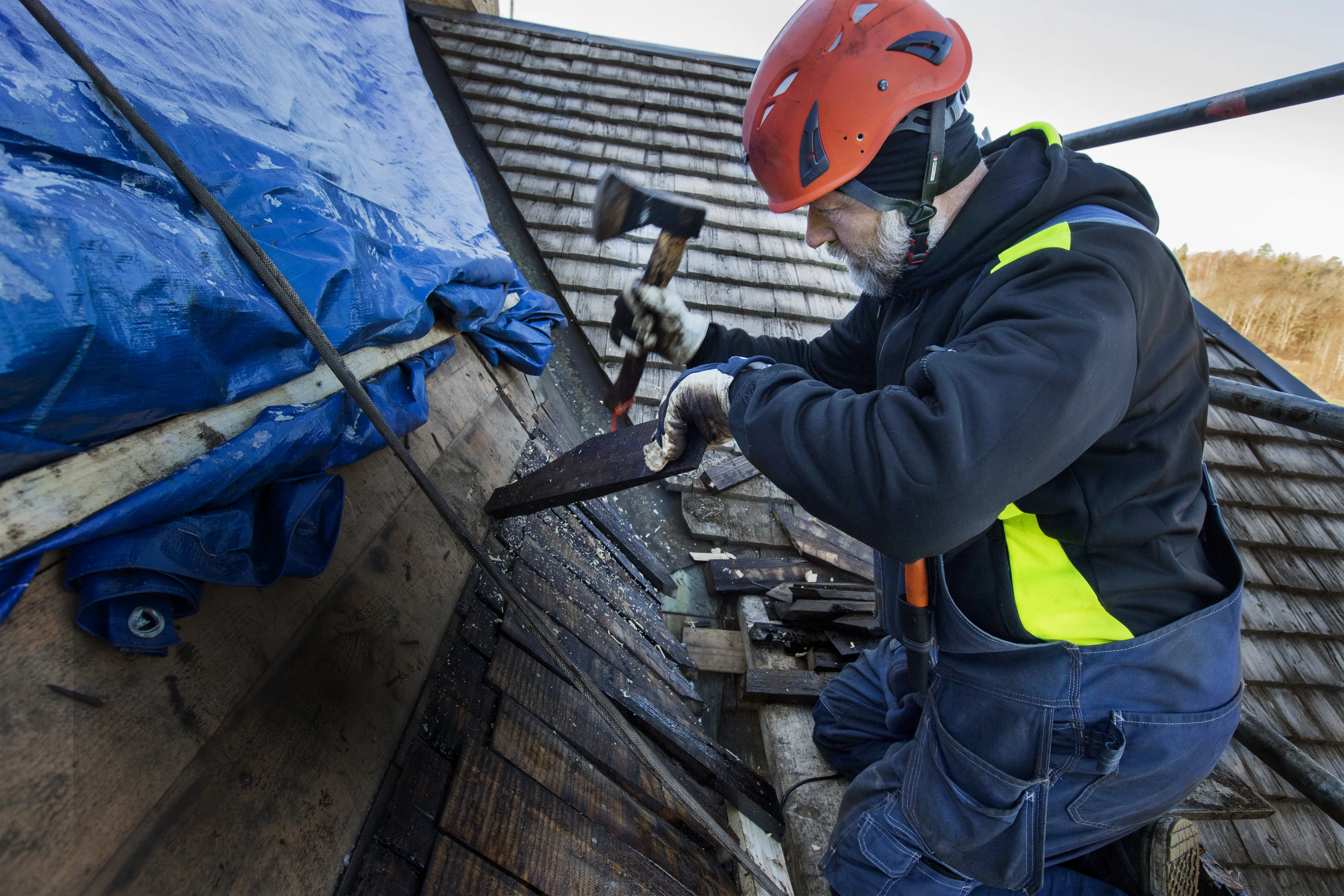 Takläggare Magnus Hedegård lägger spåntak på Arnö kyrka