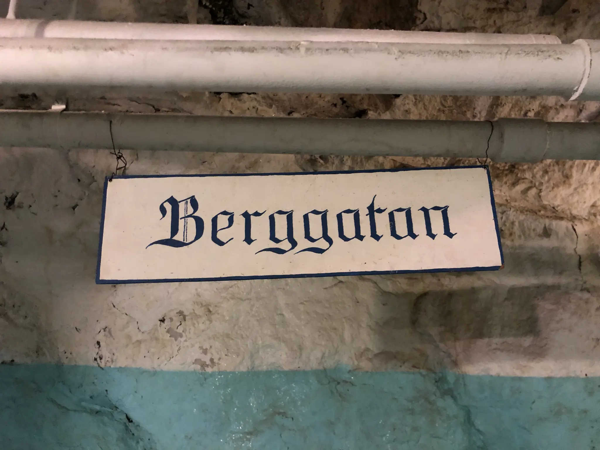 Bodens fästning. Detalj från en korridor. Från en vattenledning hänger en skylt där det står "Berggatan".