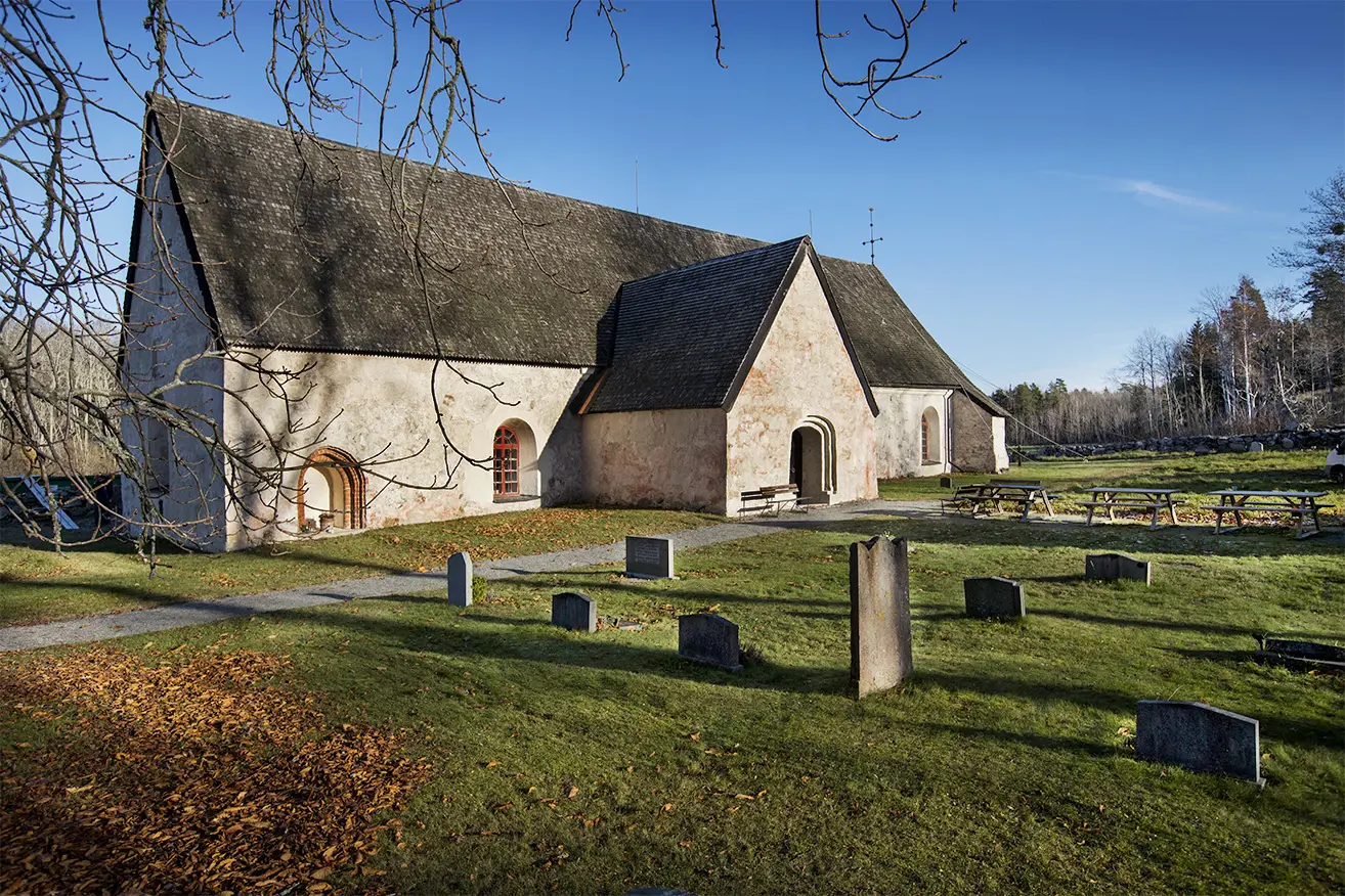 Arnö kyrka i solsken
