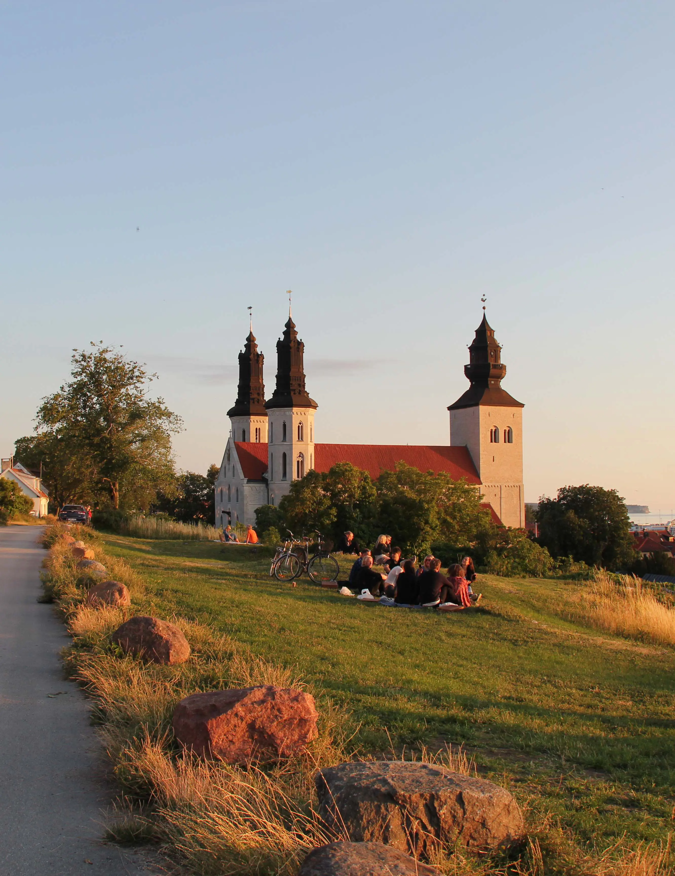 Vy över Maria kyrka i solnedgångfrån Klinten i Visby