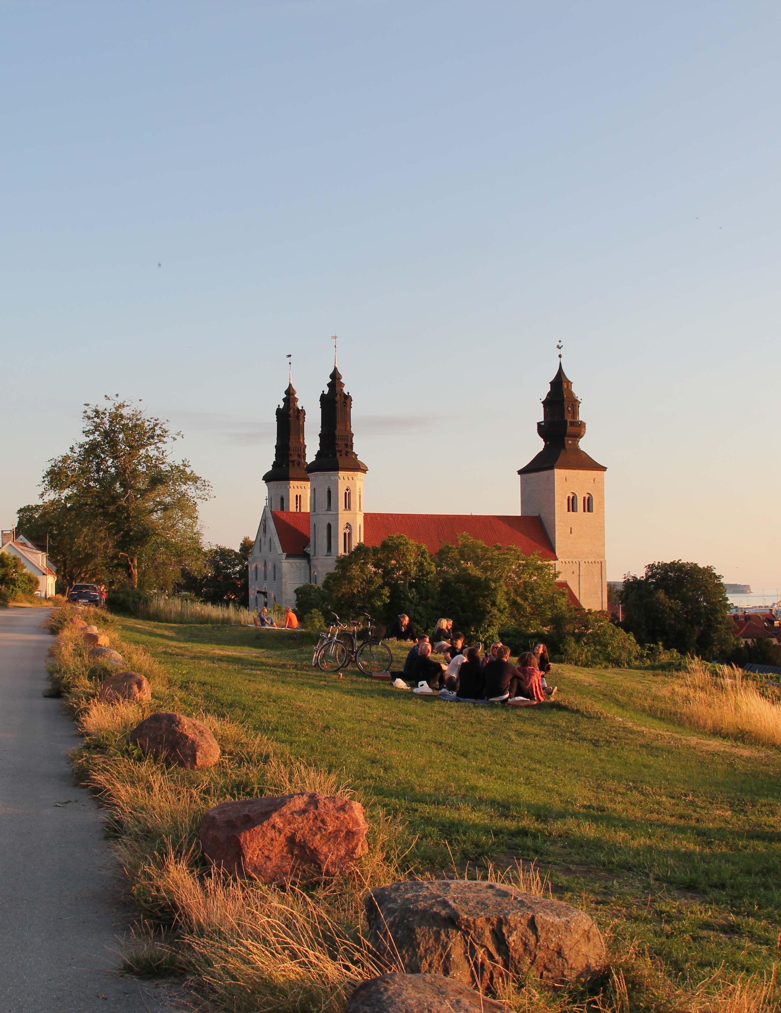 Vy över Maria kyrka i solnedgångfrån Klinten i Visby