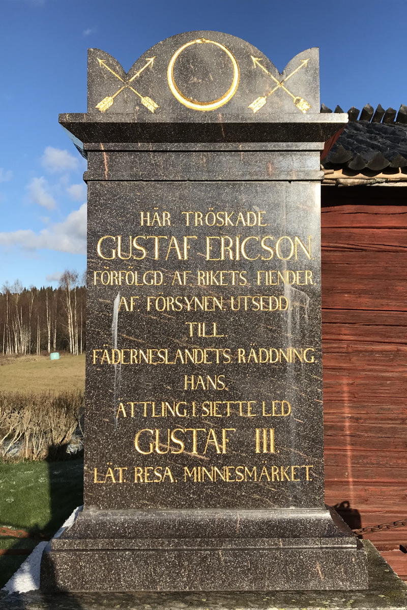 Isala lada. Minnesmärke i svart sten med förgylld text, rest av Gustav den tredje över Gustav Vasa.