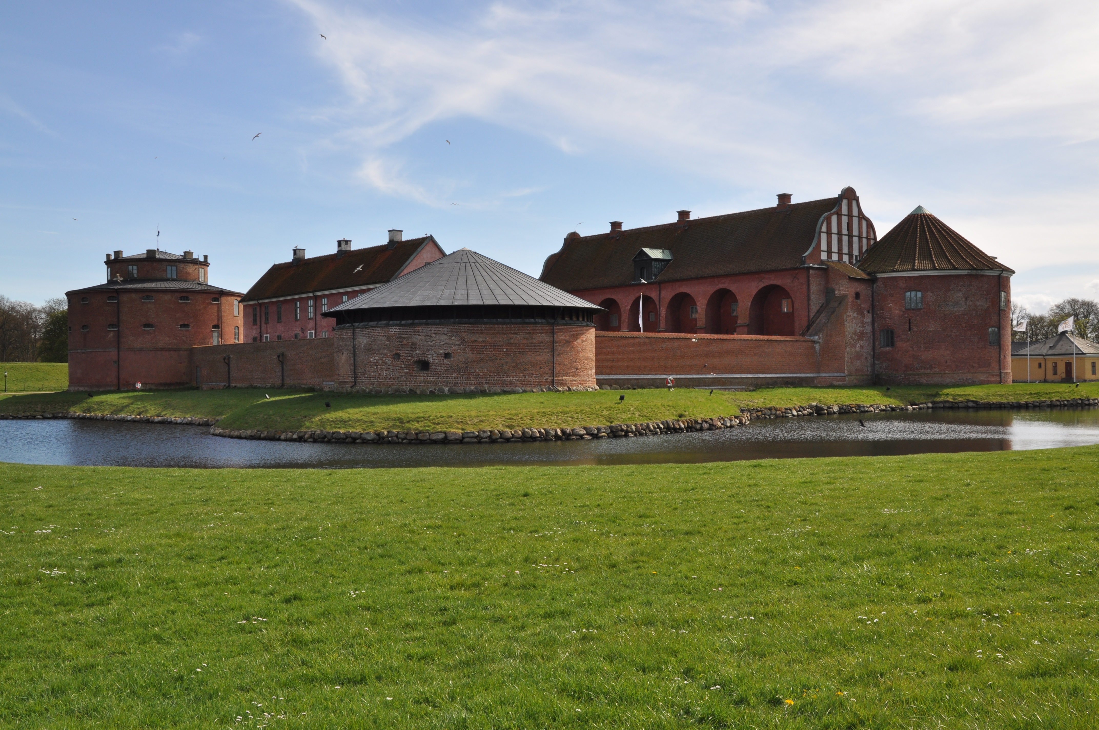 Landskrona citadell. Byggnaderna är av tegel och tornen är olika utformade.