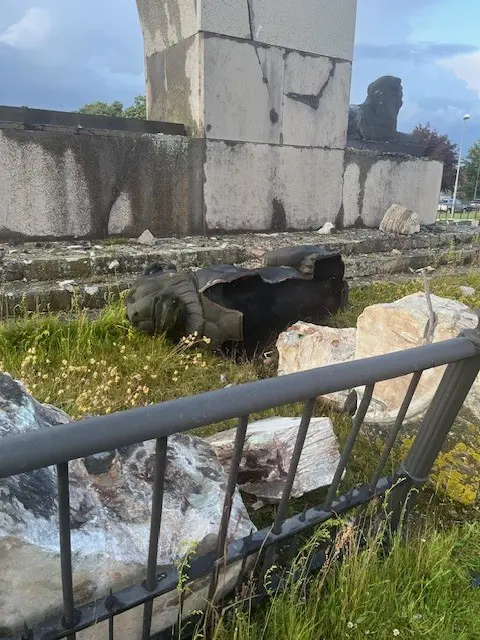 Kvidingemonumentet skadat av blixtnedslag