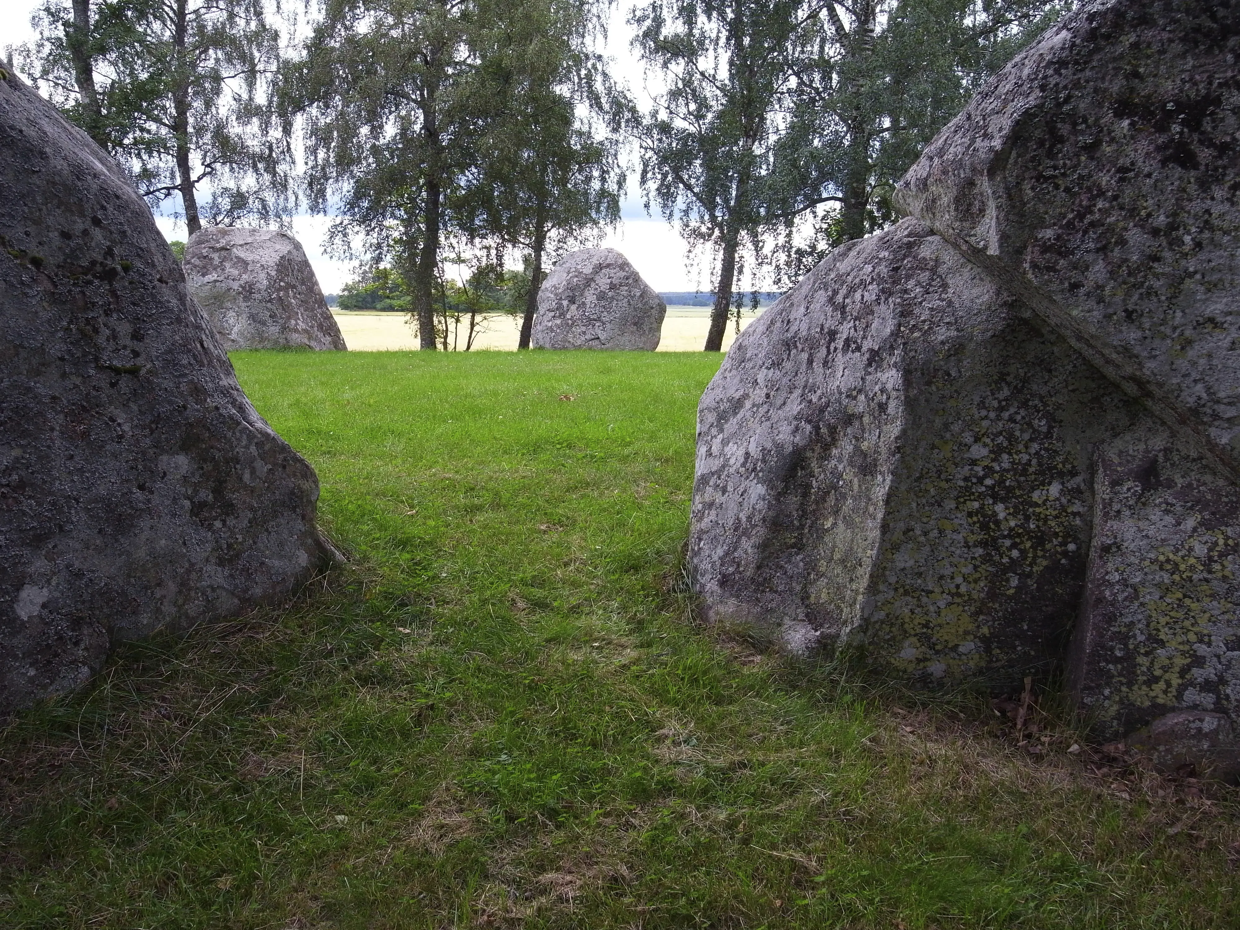 Ranstena, Askeberga. Stora sten-bumlingar i en skepps-sättning på en liten höjd.