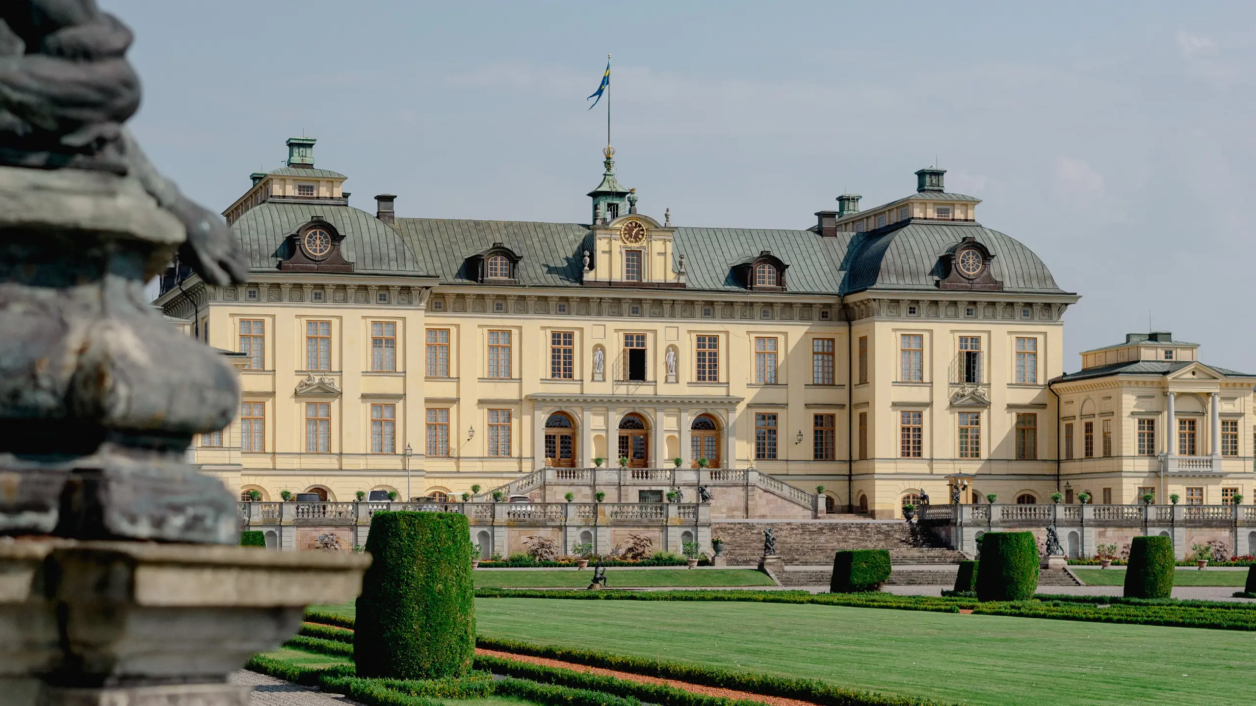Drottningholms slott sett över parterren i barock-parken.