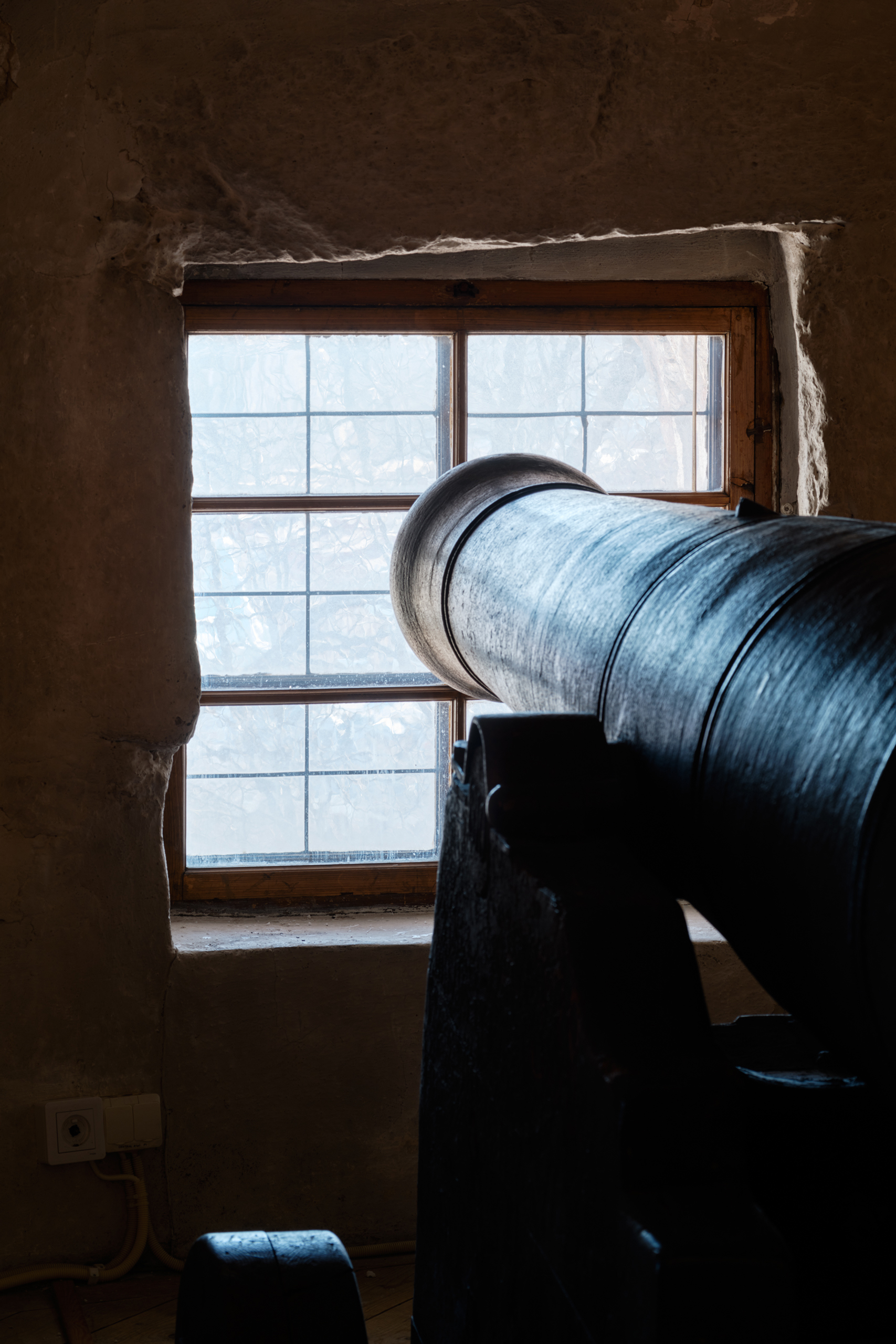 Skansen Kronan. En kanon framför ett litet fönster.