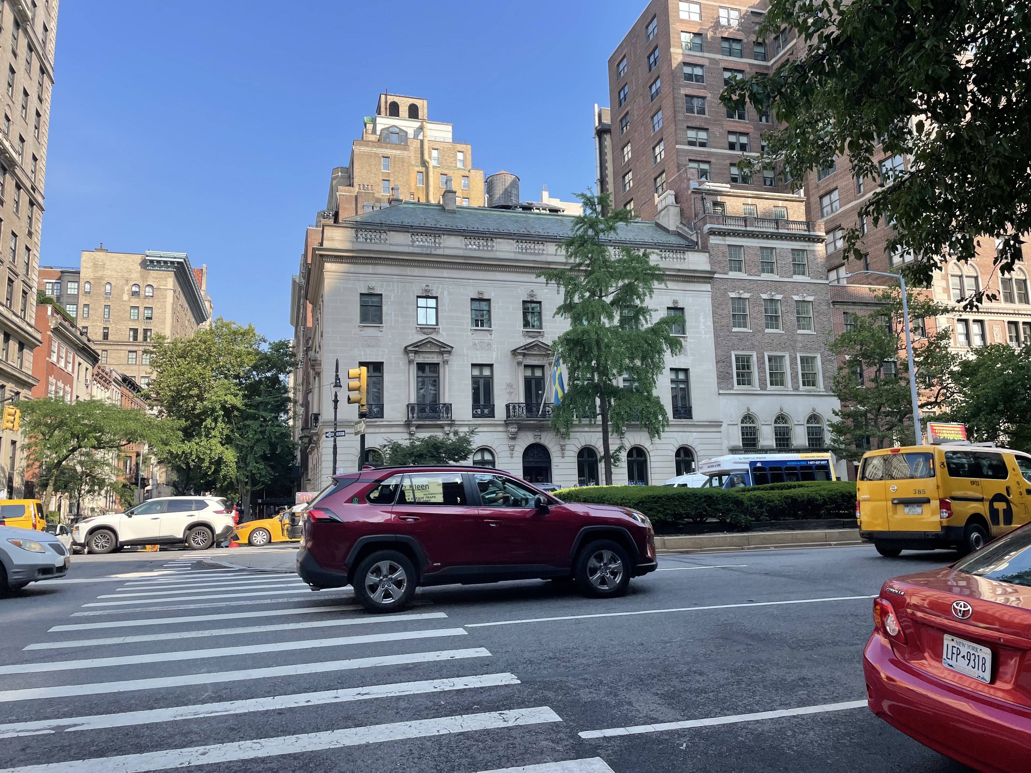 Generalkonsulatet i New York sett över en vältrafikerad gata.