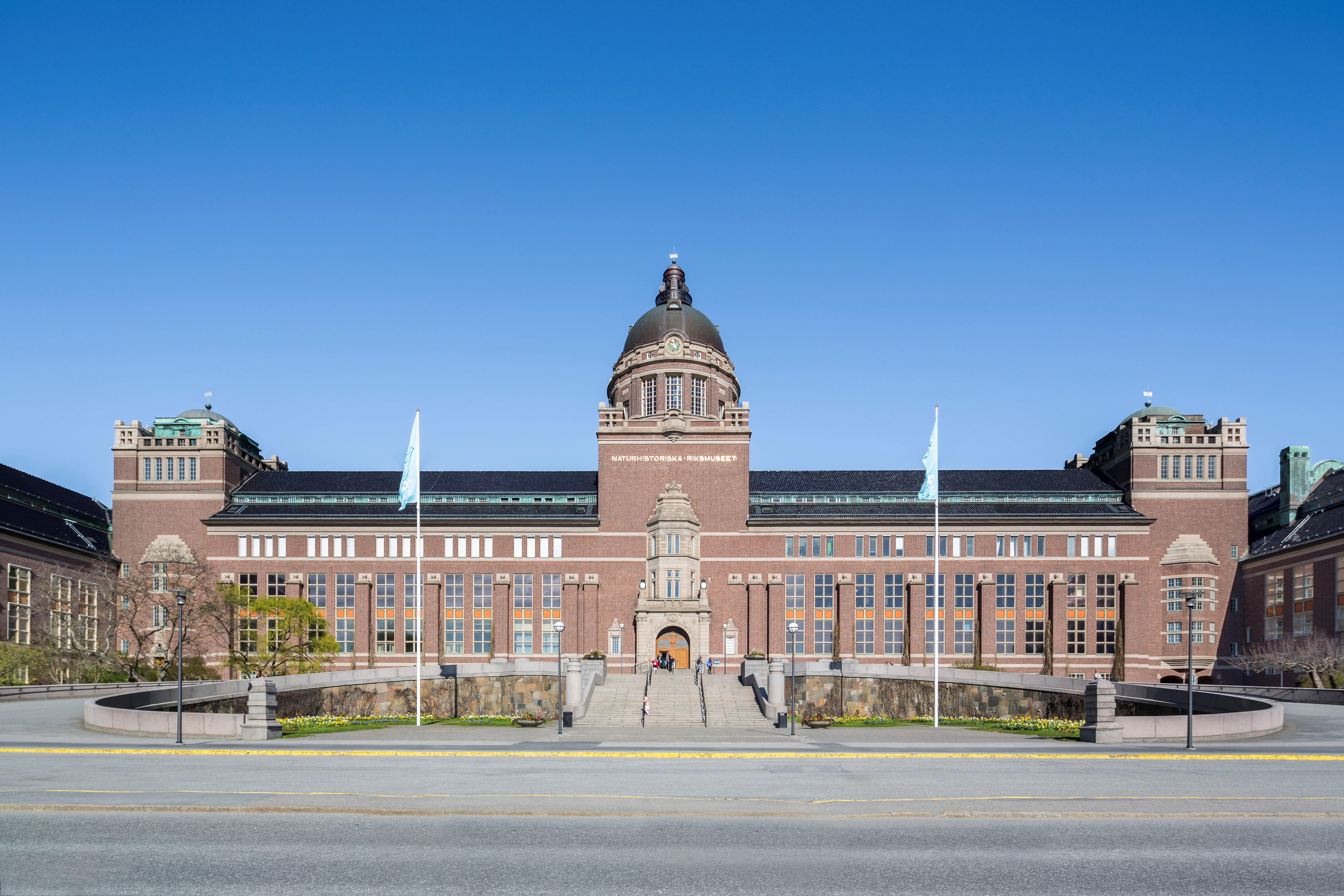 Naturhistoriska riksmuseet. Huvudbyggnaden. En massiv tegelbyggnad med kupolförsett mitt-torn över entrén.