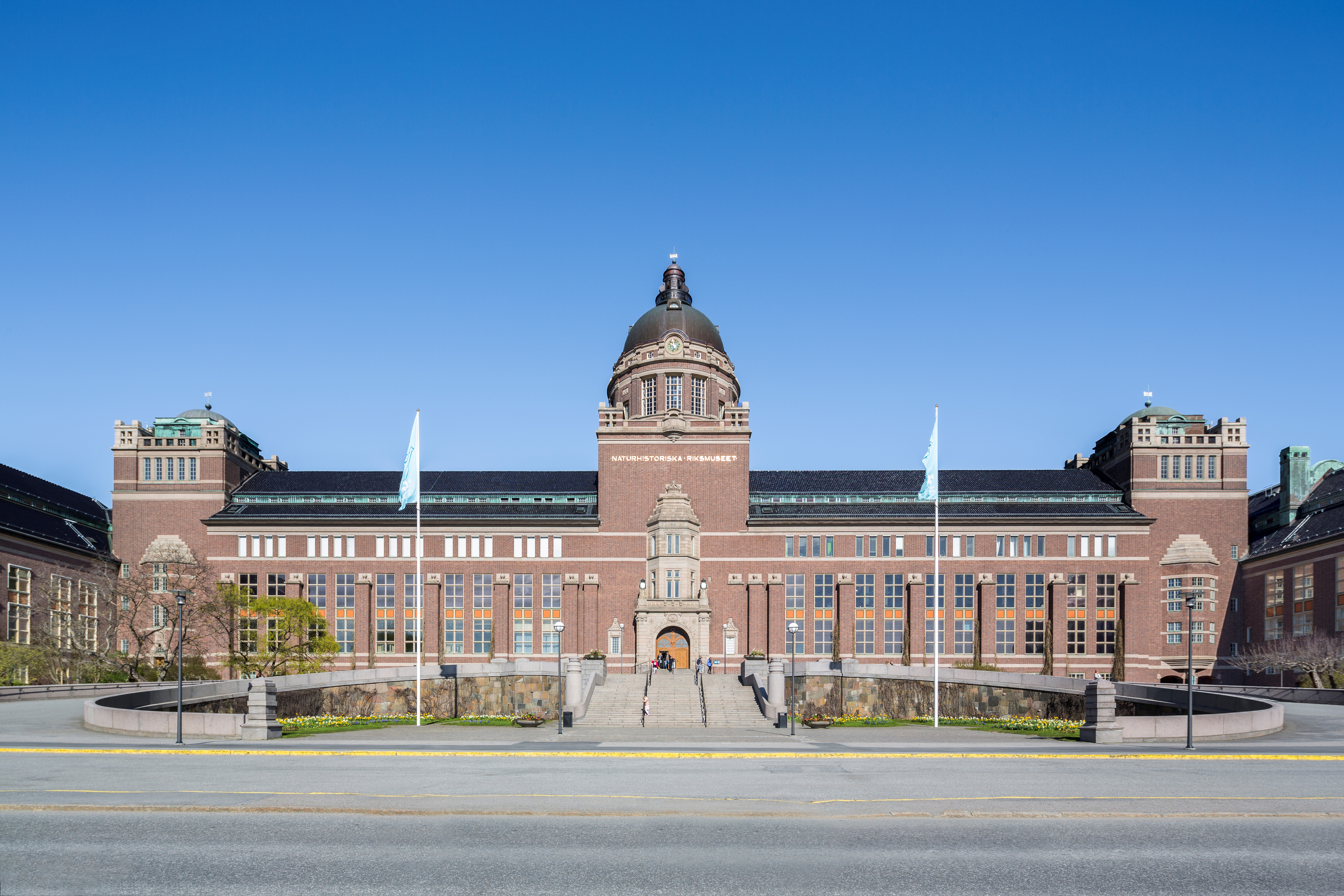 Naturhistoriska riksmuseet. Huvudbyggnaden. En massiv tegelbyggnad med kupolförsett mitt-torn över entrén.