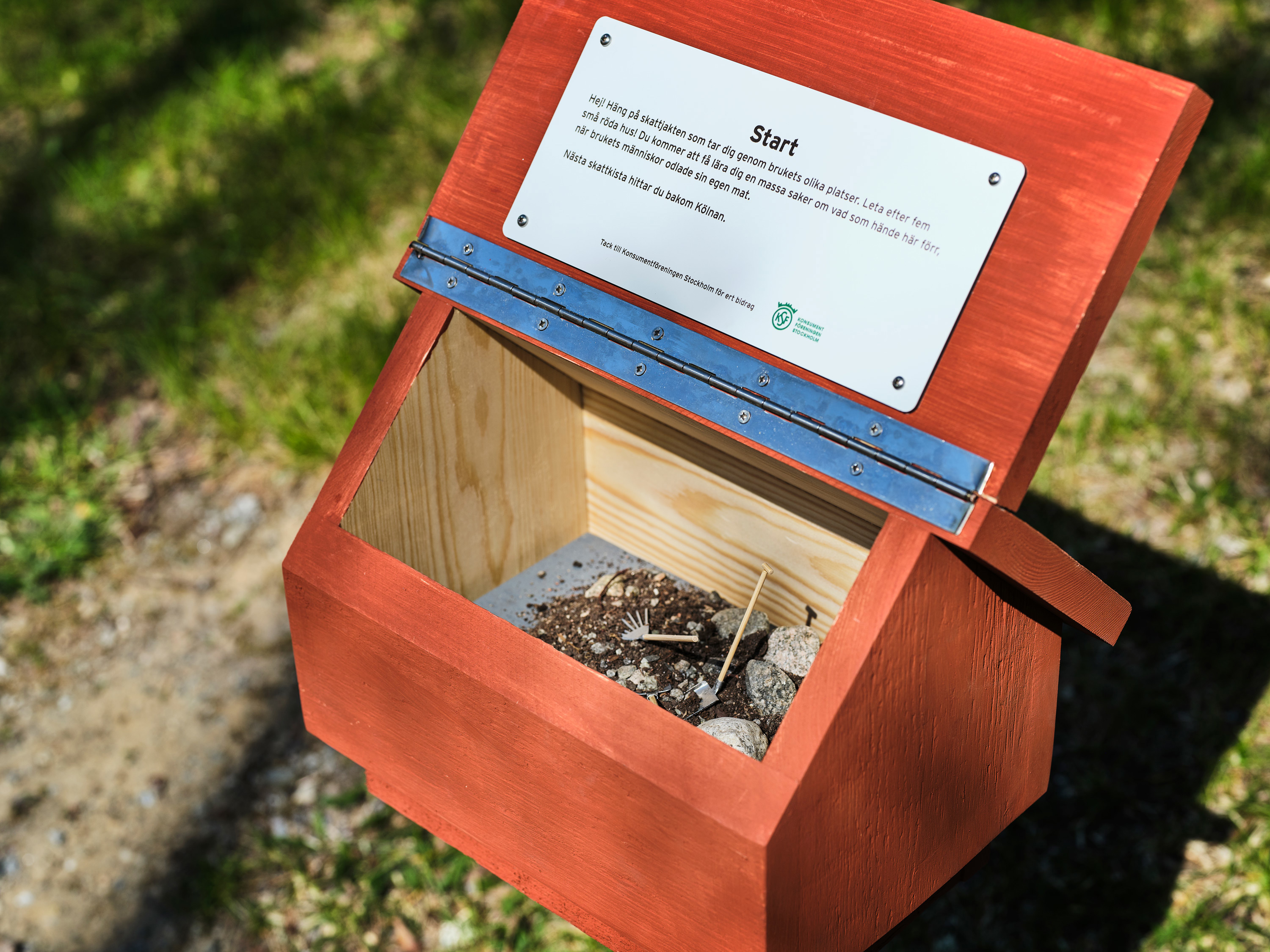Litet rött lådhus med information