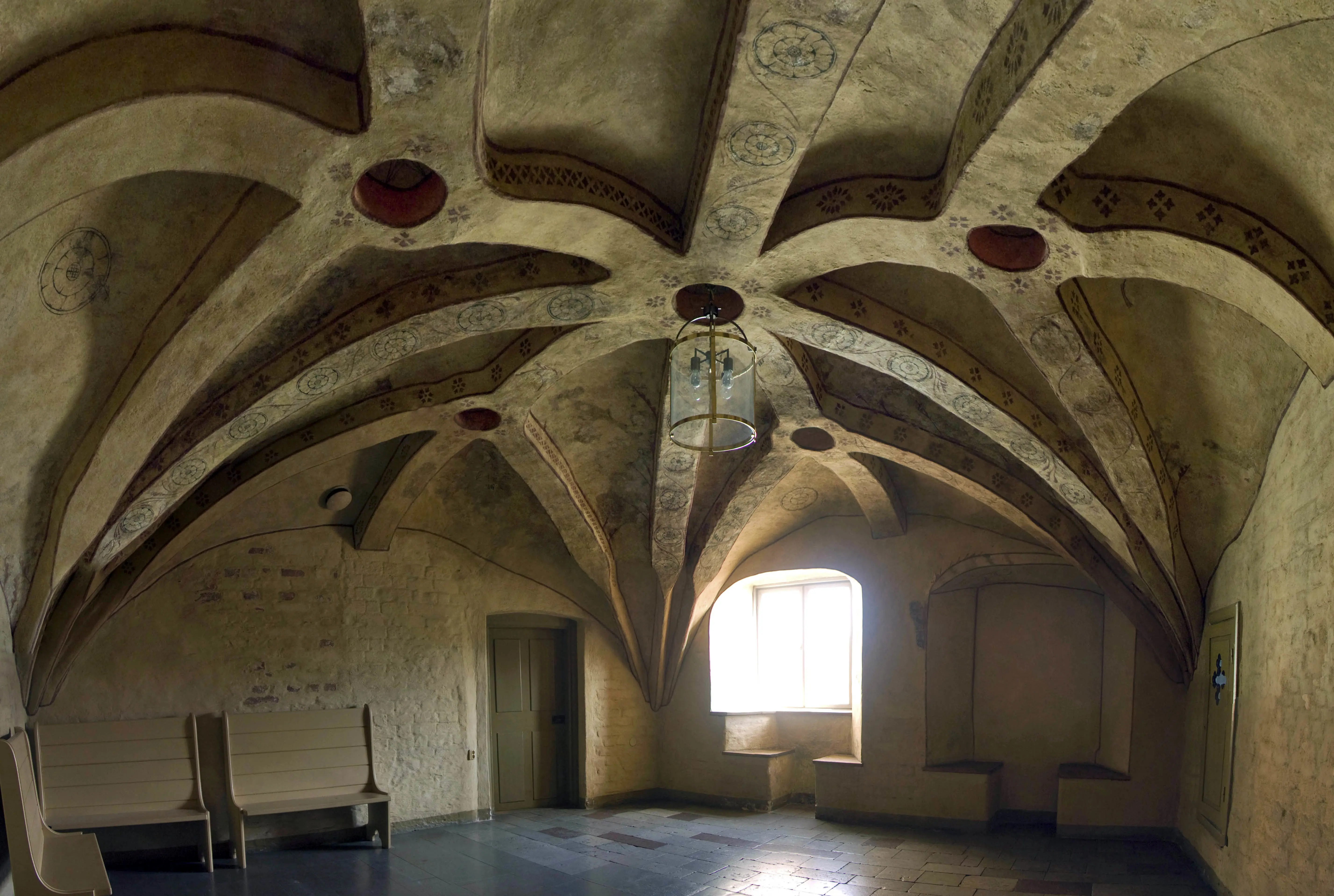 Interiör, Östra gymnasiehuset. Medeltida klosterrum med stjärnvalv och tak-målningar.