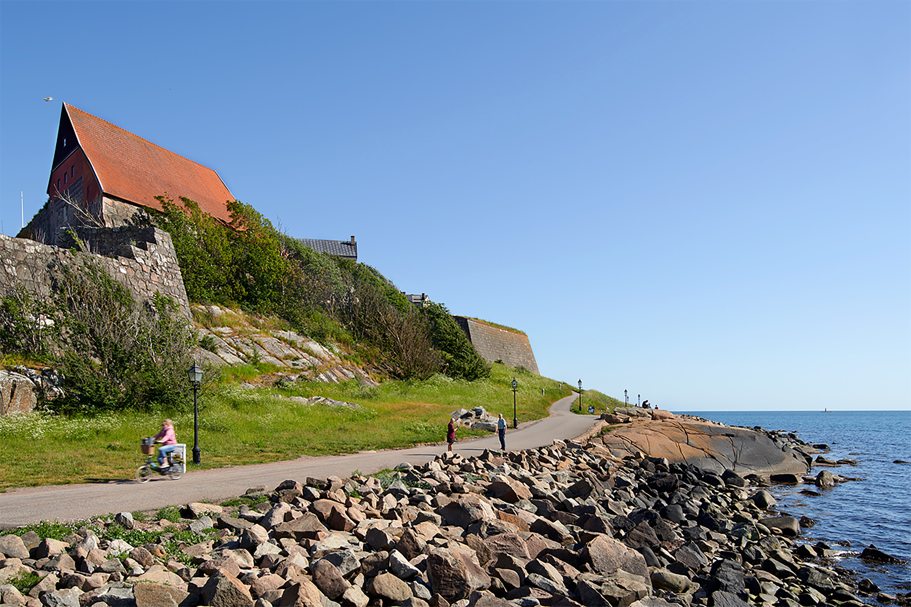 Cykel- och promenadväg längs havet runt Varbergs fästning