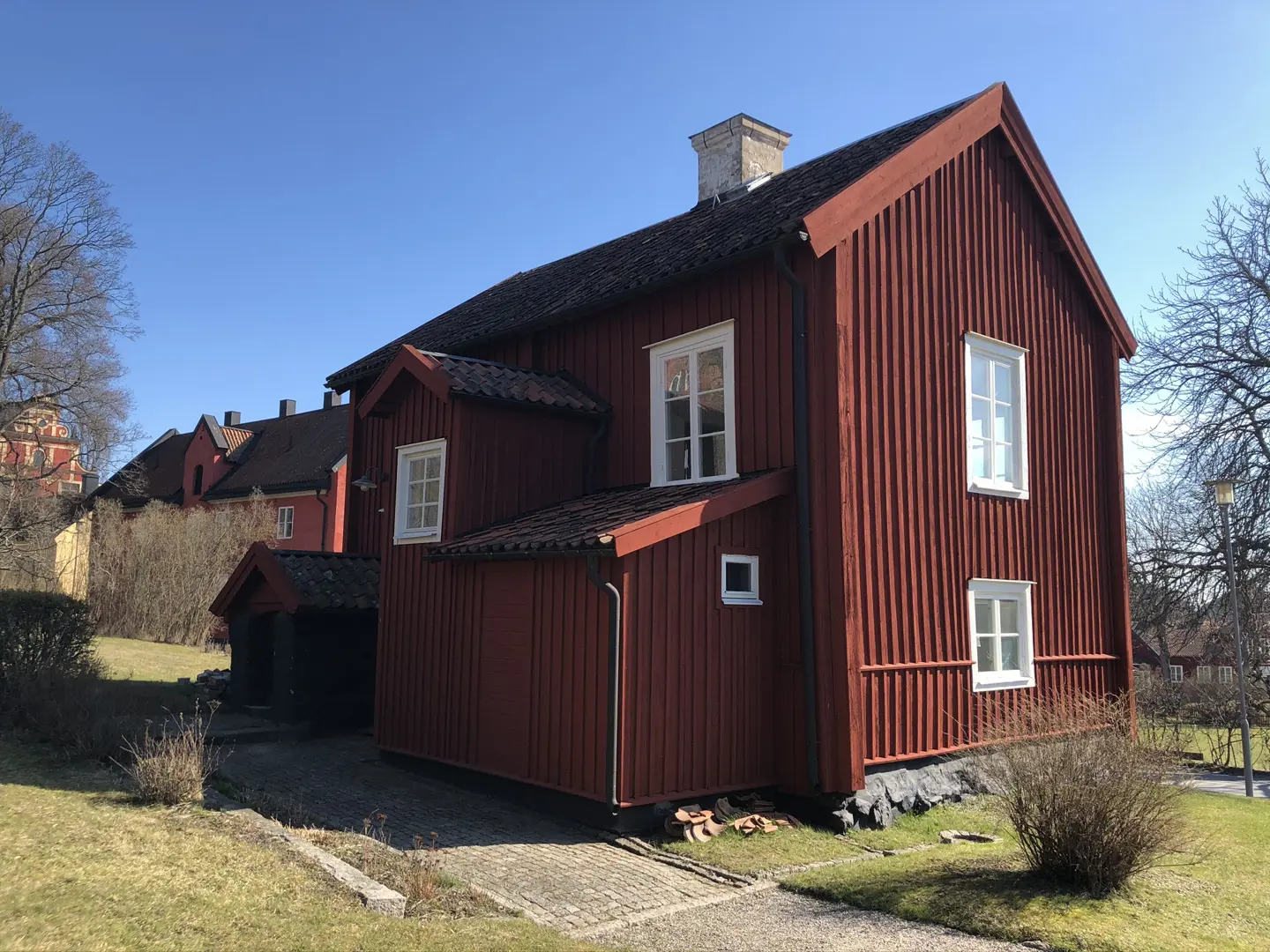 Rött trähus med klarblå himmel i bakgrunden
