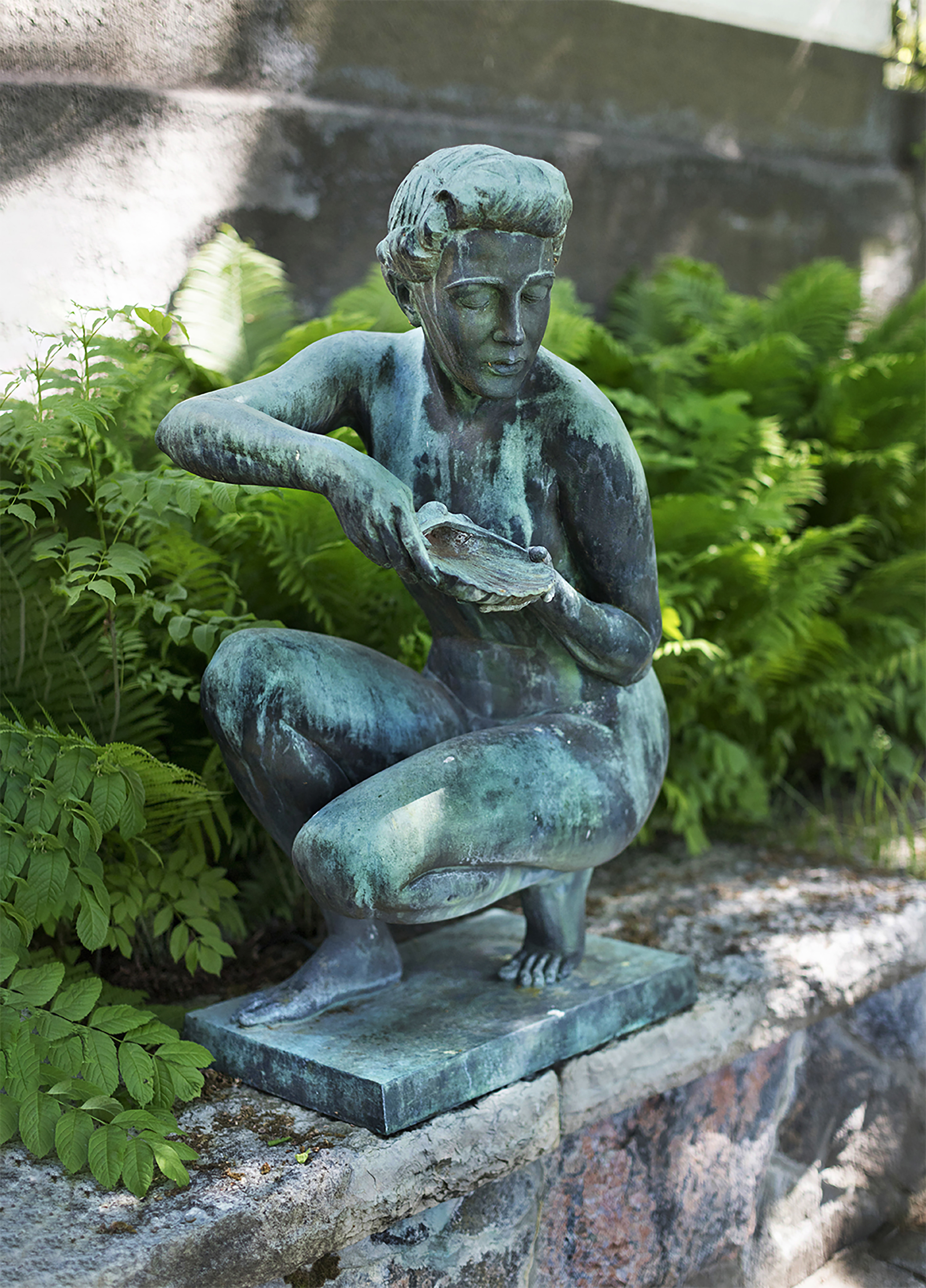 Kvinna vid brunnen - staty i Harpsunds park av Erik Alexander Hedlund