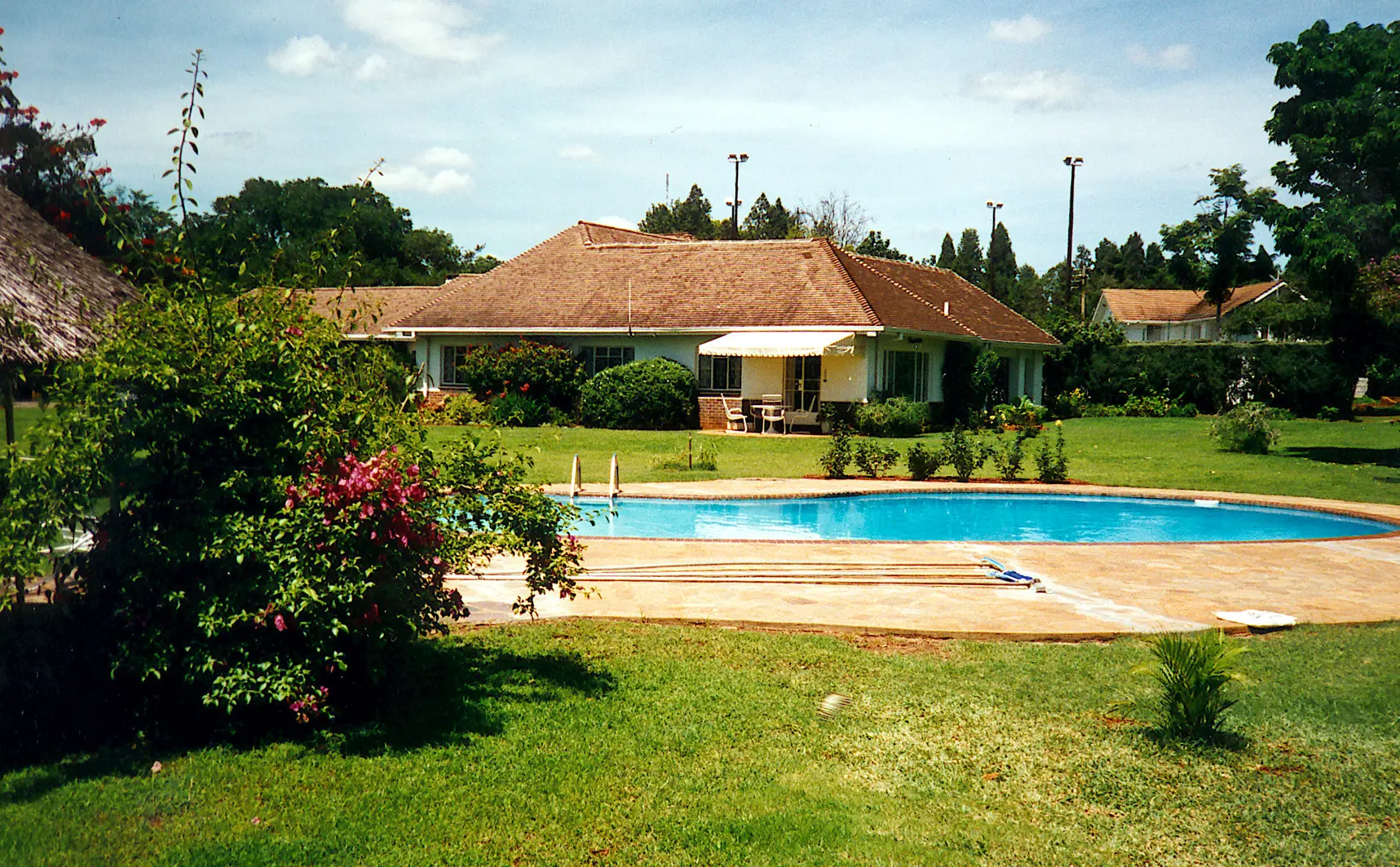 Ambassaden med tillhörande pool.