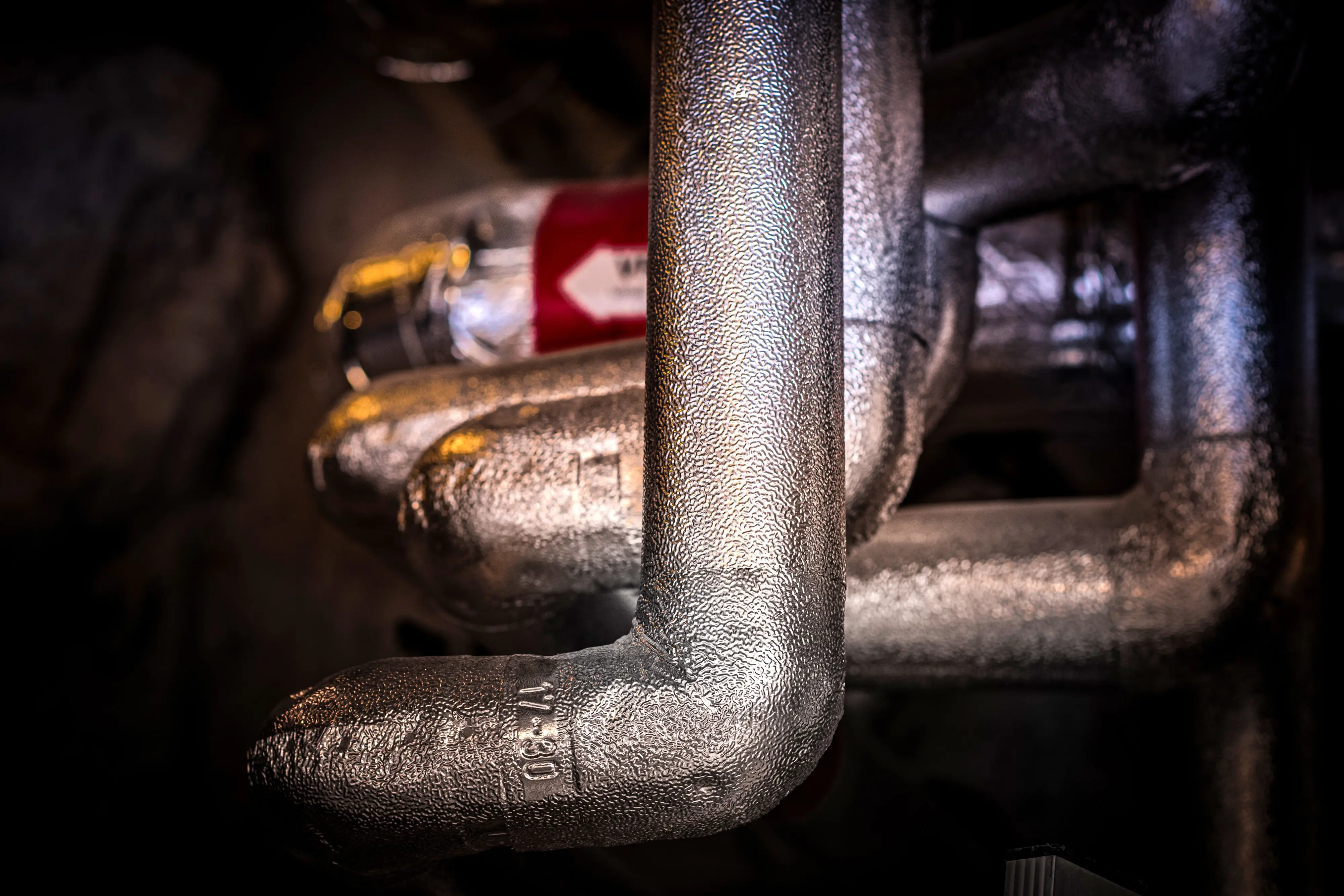 Rör mot märk bakgrund