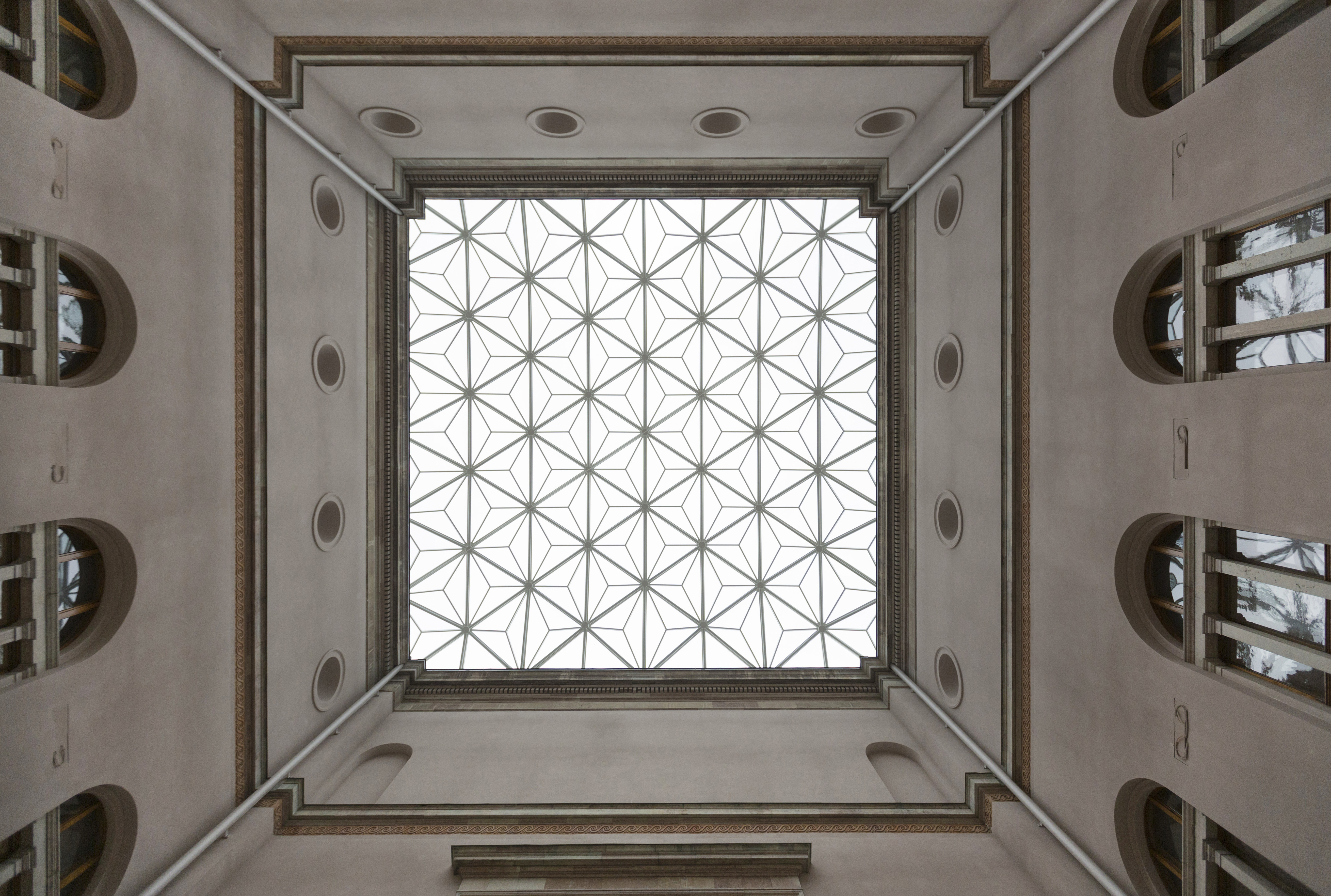 Interiör, Nationalmuseum. Takfönstret i den ena ljusgården. Fönstret har en fasett-liknande utformning.