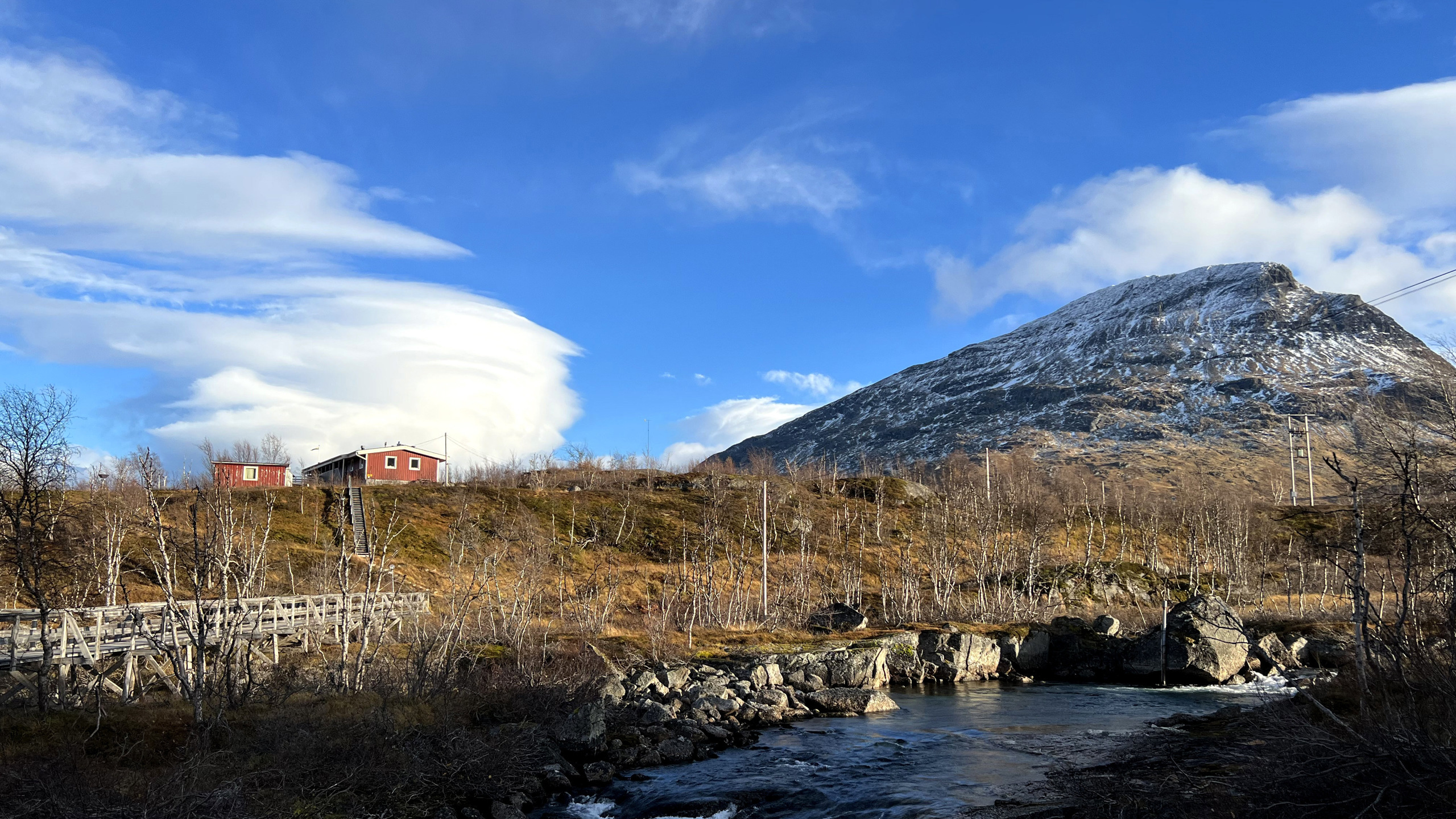 Meteorologiska stationen med ett fjäll i bakgrunden.