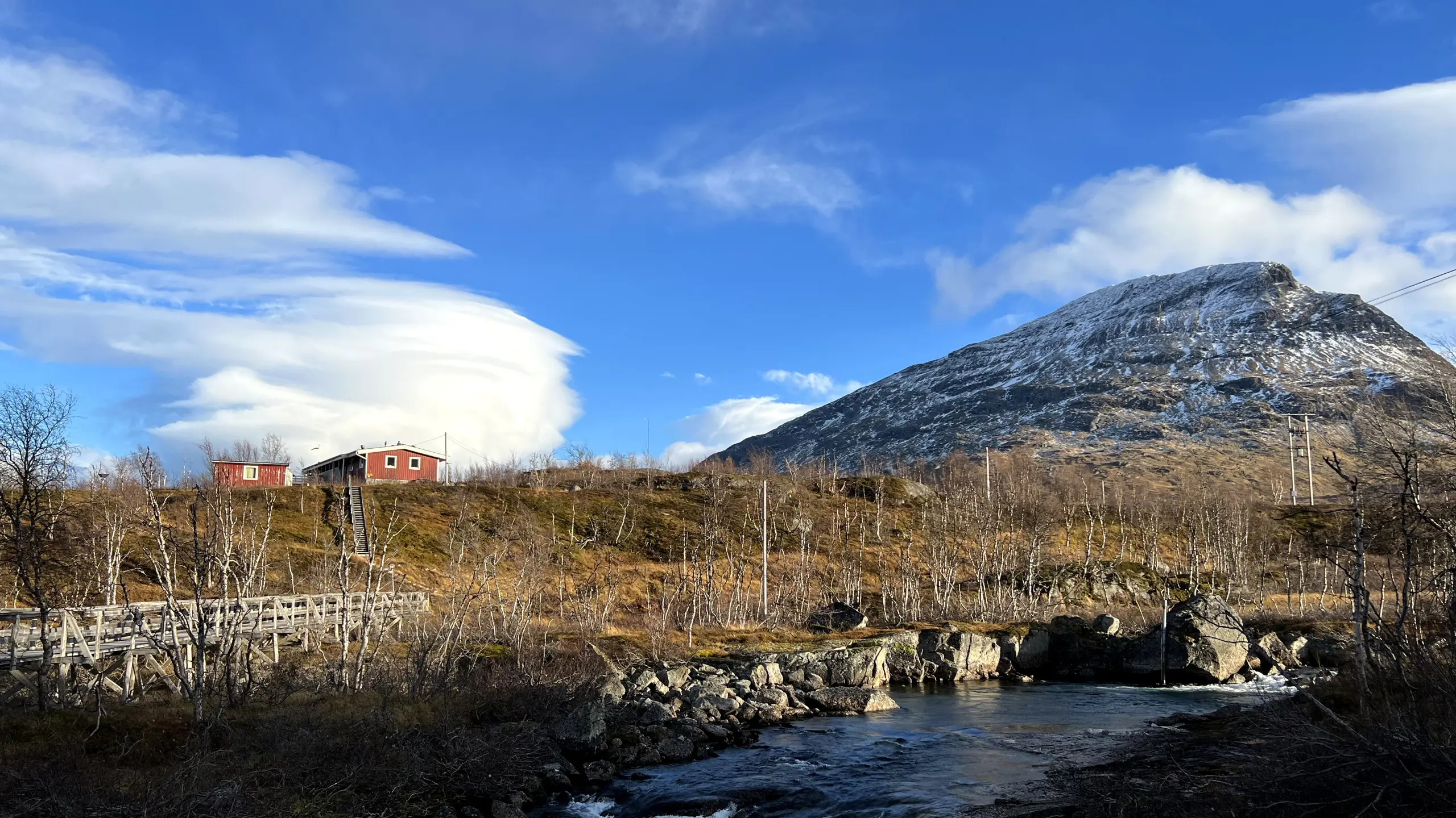 Meteorologiska stationen med ett fjäll i bakgrunden.