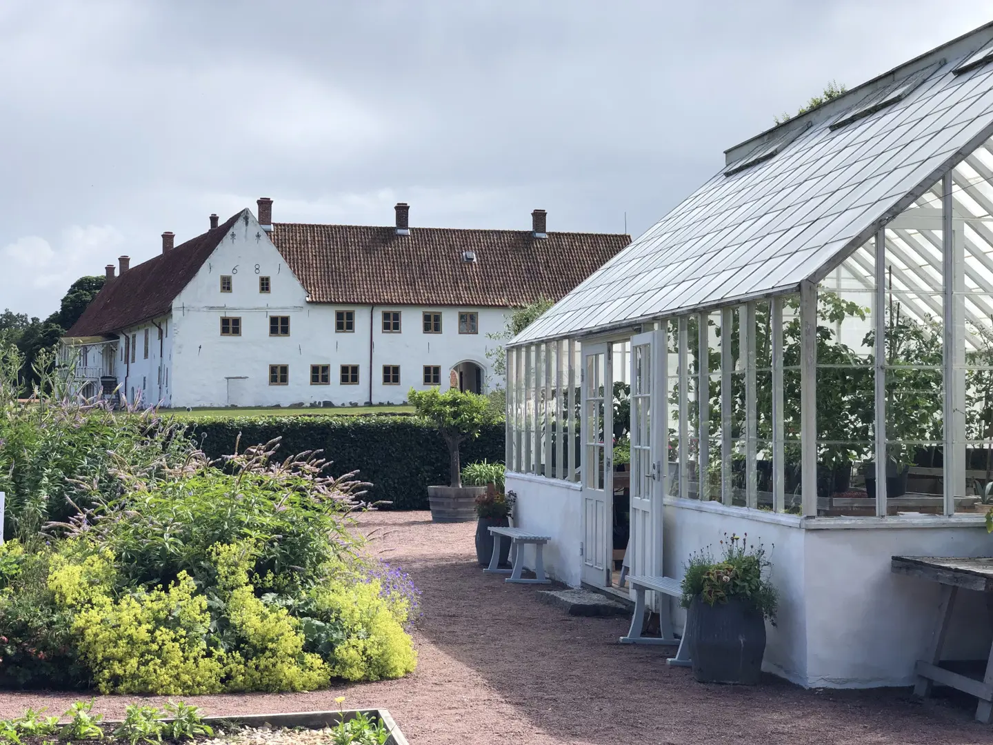 Växthus med Hovdala slott i bakgrunden.