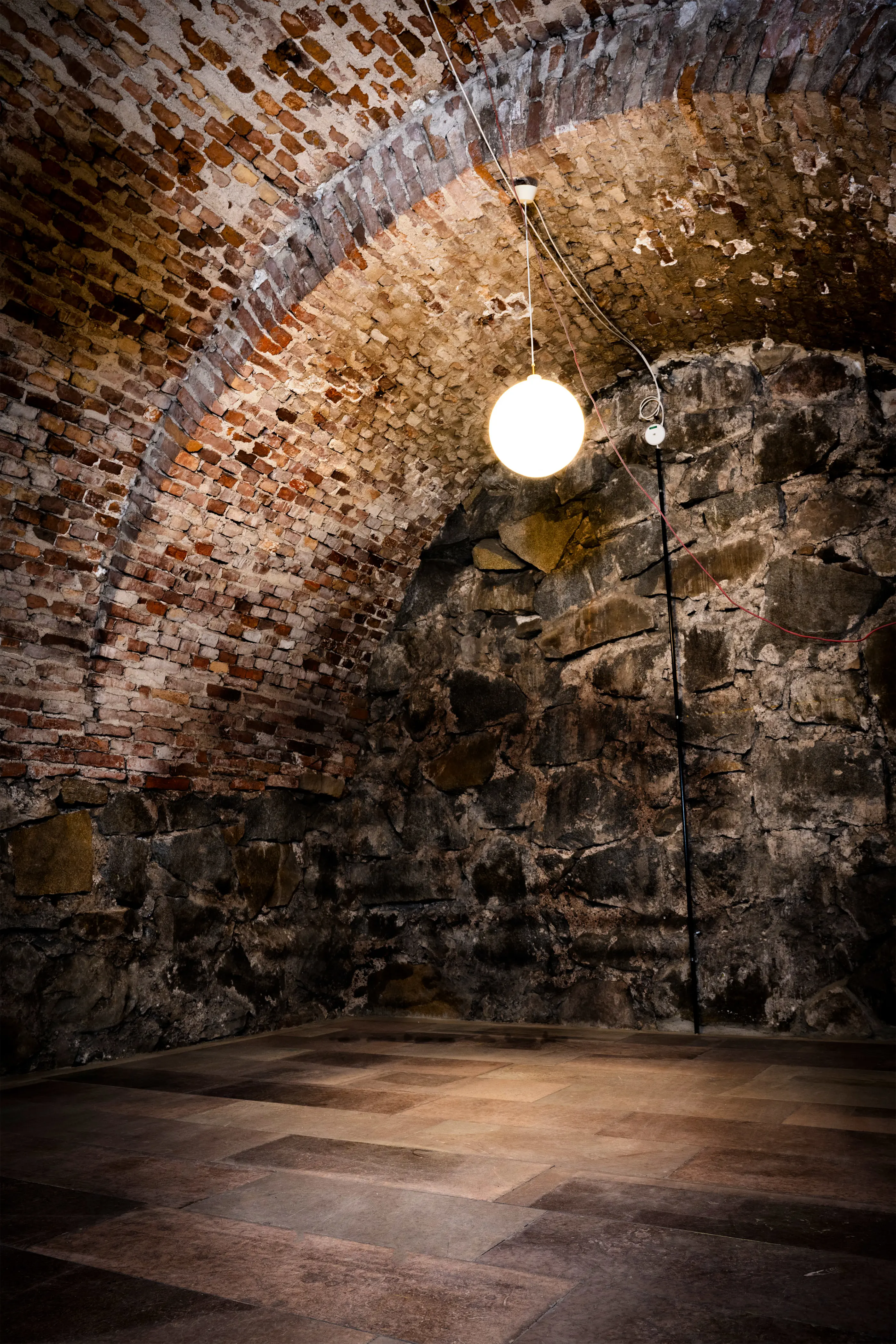 Valv under kommendantflygeln i Stockholms slott, med återanvänt kalkstensgolv från Nationalmuseum