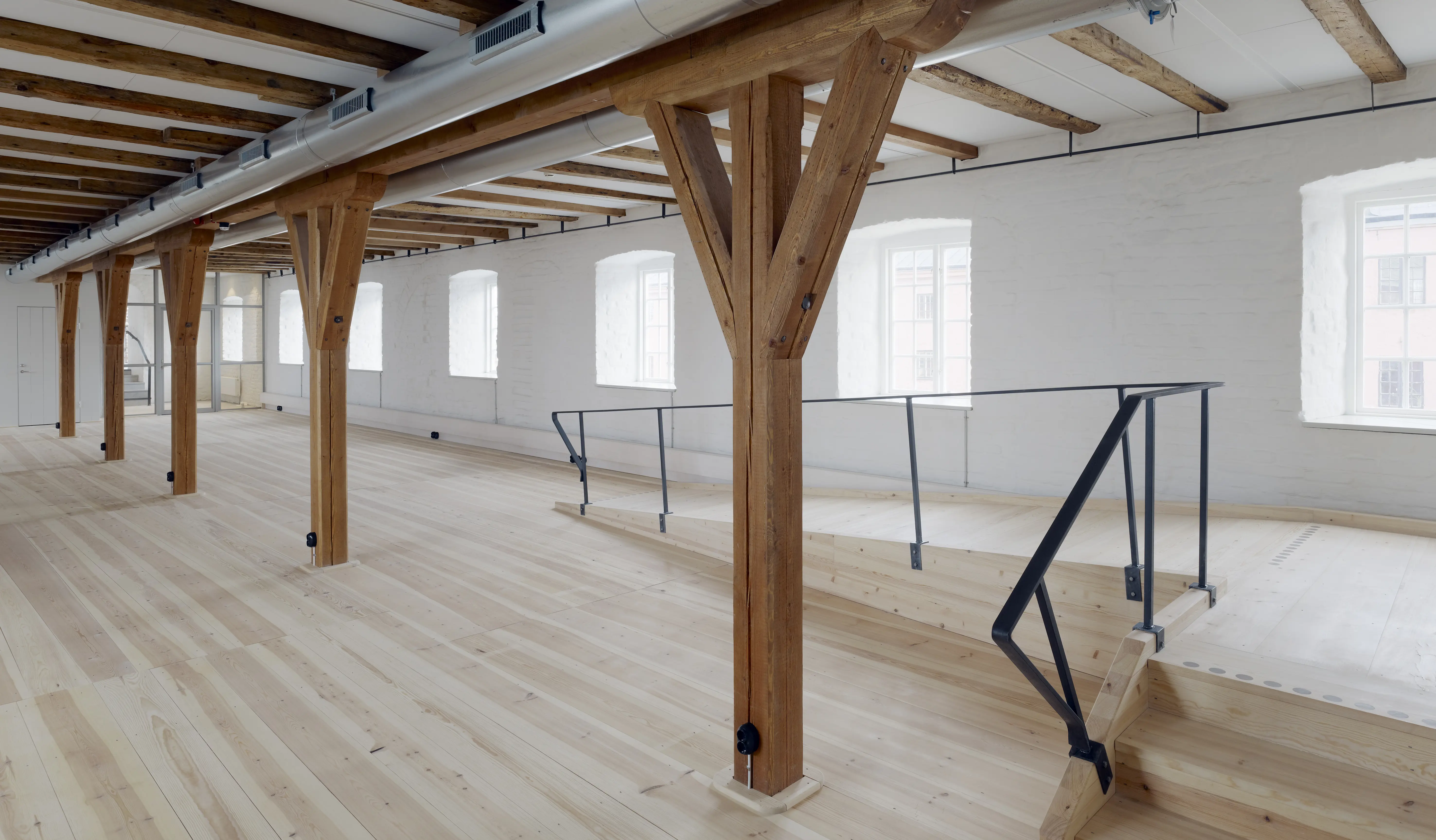 Interiör, Hallands kulturhistoriska museum, Varbergs fästning. Utställningshall med rullstolsramp.